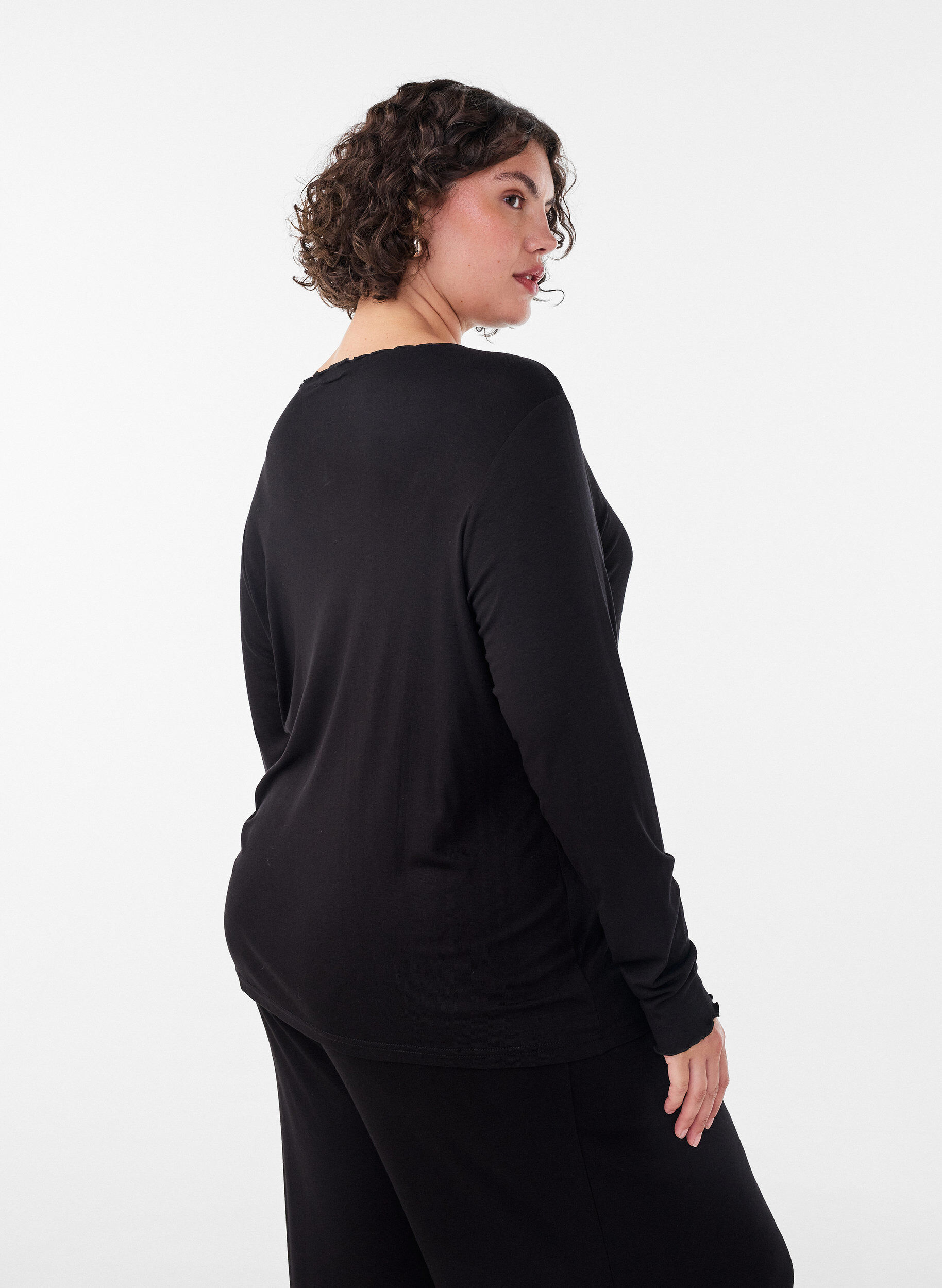 ZizziHaut de pyjama en viscose &agrave; manches longues, Noir, Model image number 2