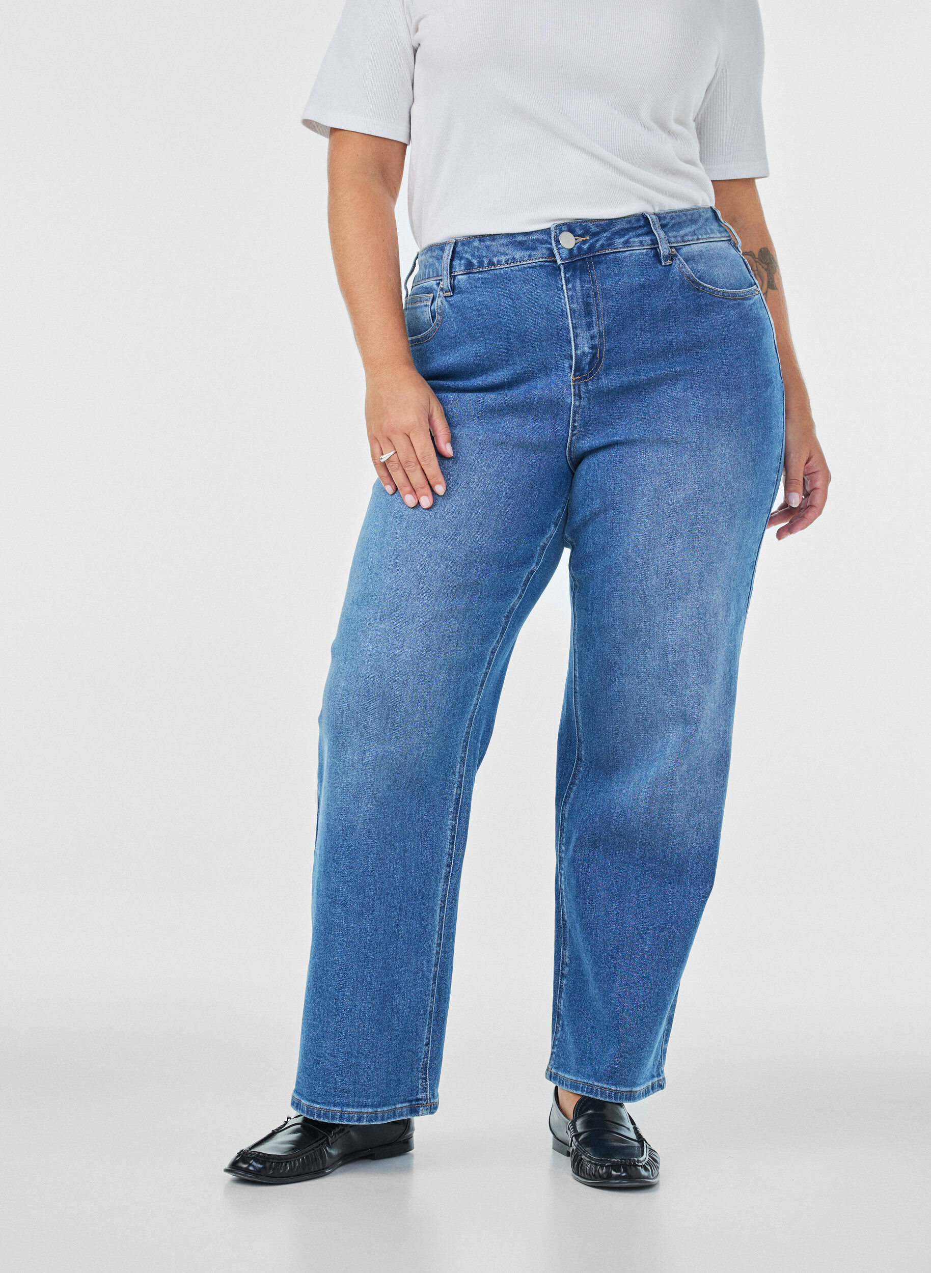 ZizziStraight jeans met een licht versleten look, Blauw, Model image number 2
