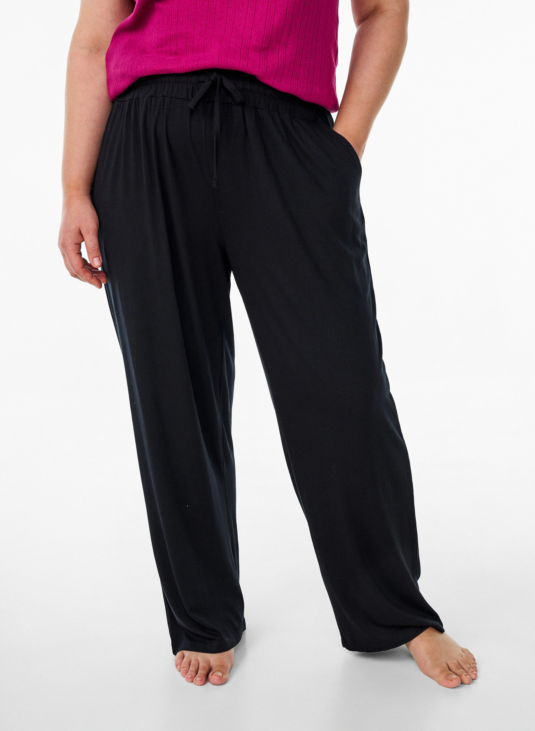 ZizziLosse nachtbroek in viscose jersey met zakken, Zwart, Model image number 2