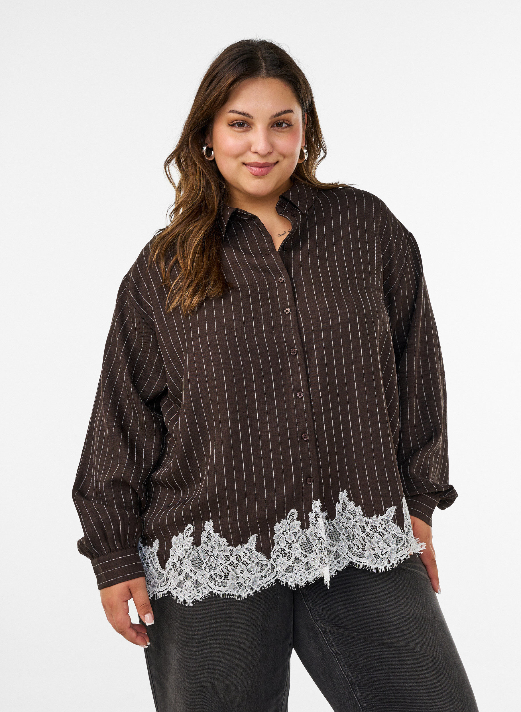 Krijtstreepblouse met kanten rand, Bruin, Model