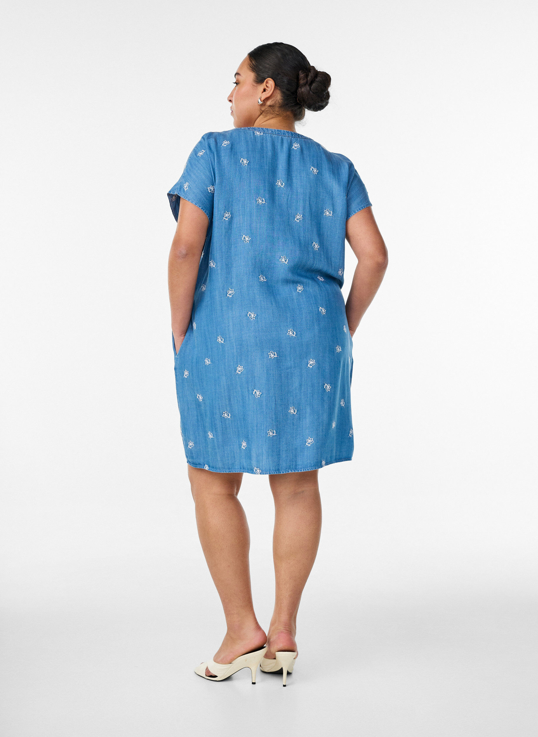 ZizziLyocell jurk met een denimlook en geborduurde bloemen, Blauw, Model image number 2