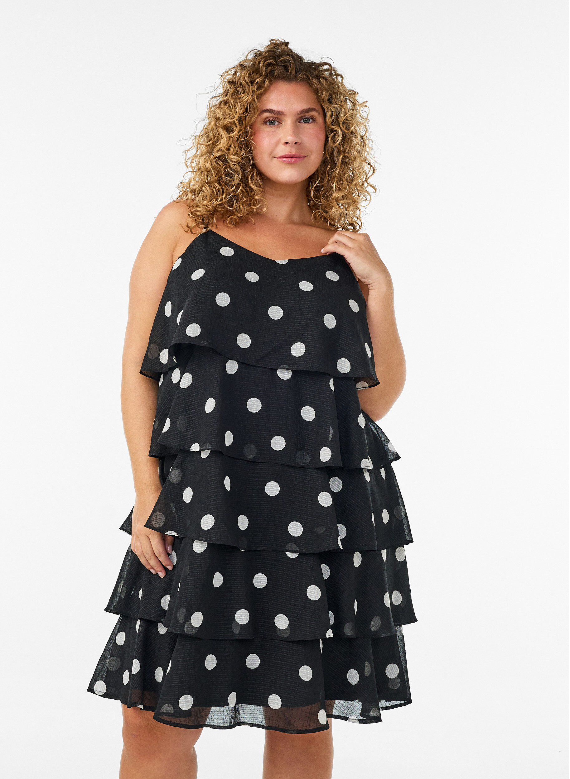 Gelaagde jurk met ruches en spaghettibandjes, Zwart, Model
