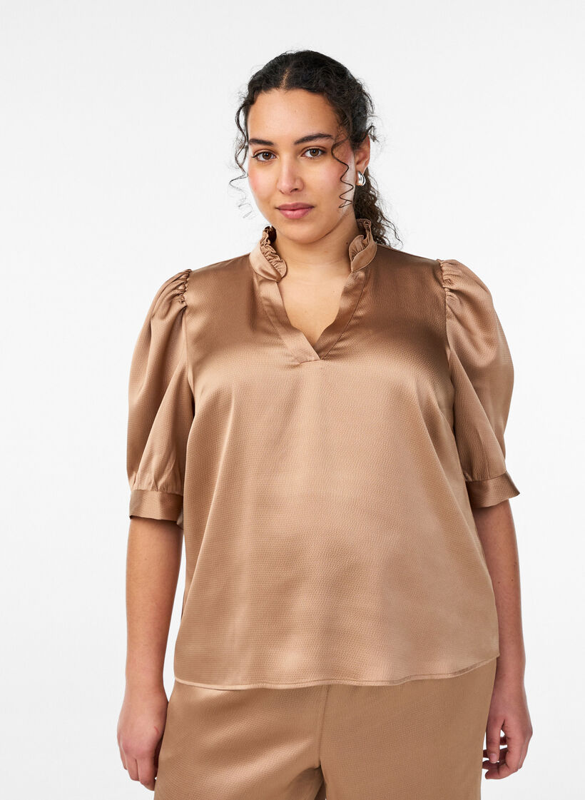 Blouse met satinlook, 1/2-mouwen en rucheskraag, Bruin, Model image number 0