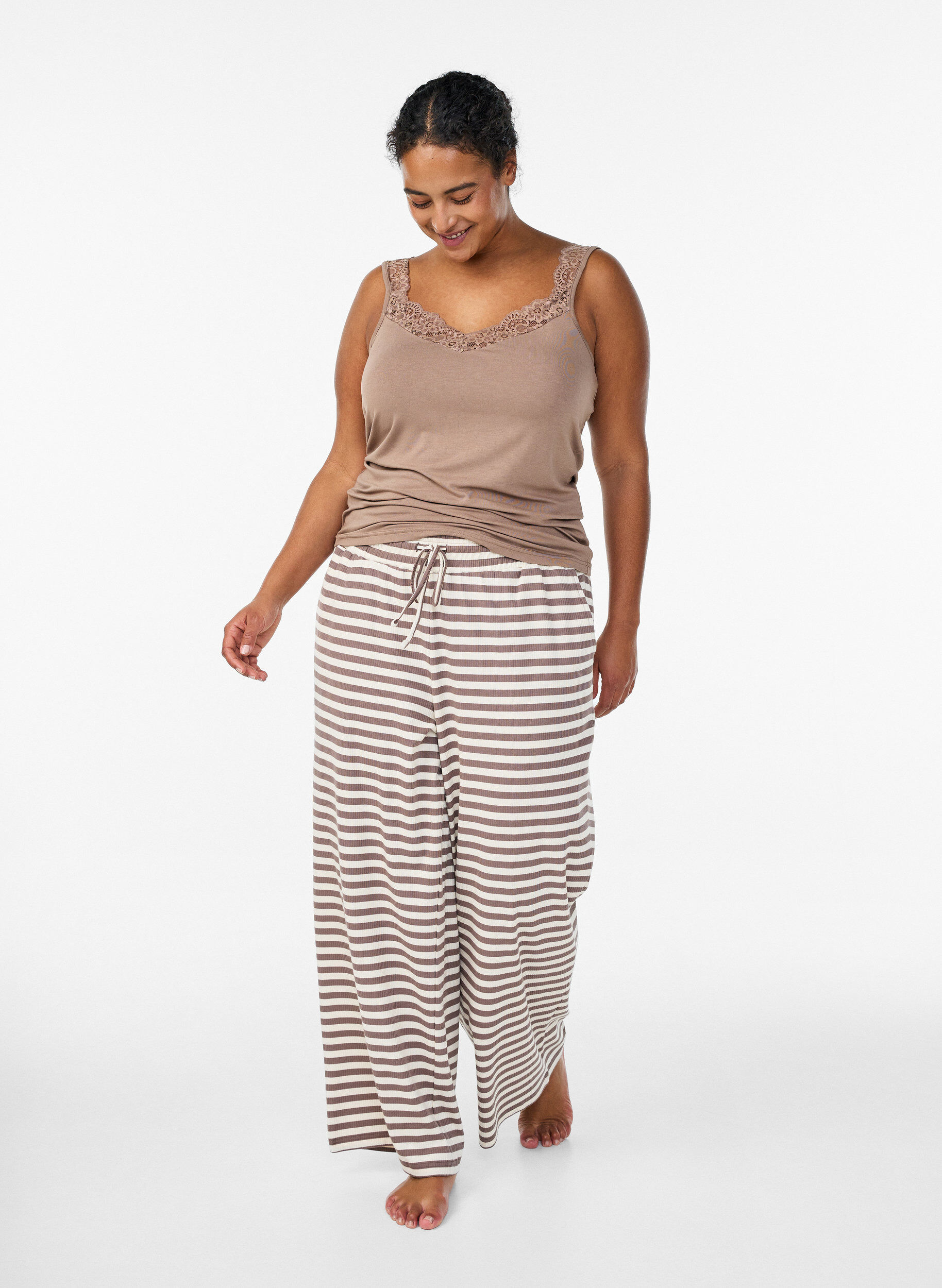 ZizziViscose top met kanten rand, Beige, Model image number 1