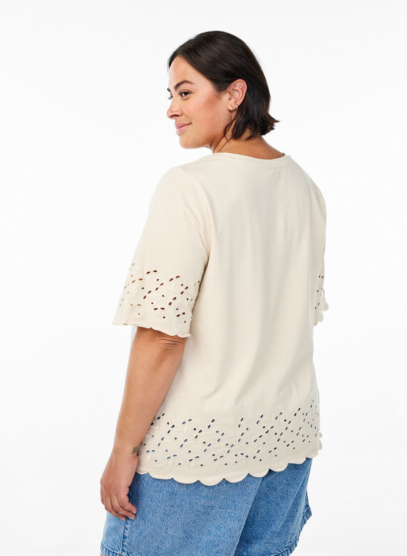 T-shirt met broderie anglaise en geschulpte randen, Beige, Model image number 2