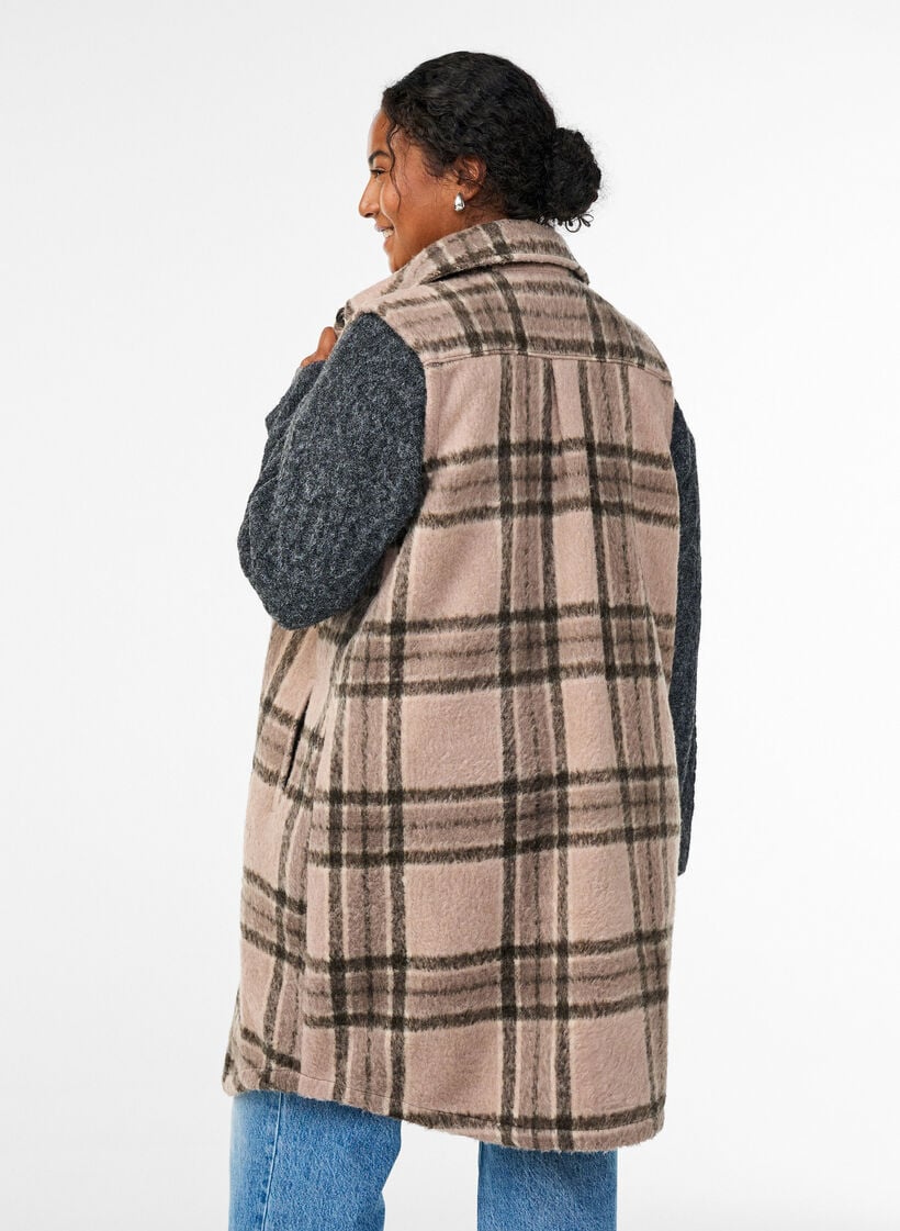 Lange geruite vest in geborstelde kwaliteit, Beige, Model image number 2