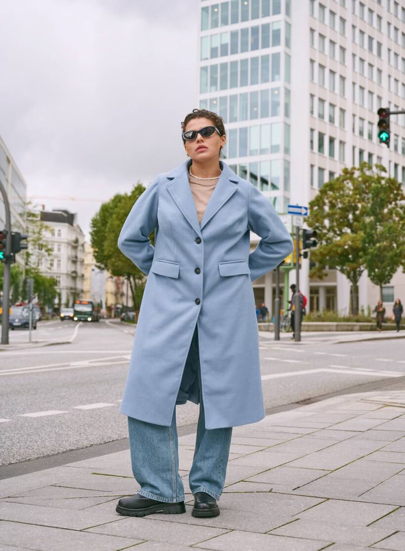 Lange blauwe jas, , Model