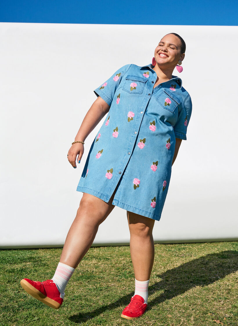 Korte denim jurk met geborduurde bloemen, LBD w. Flower, Image