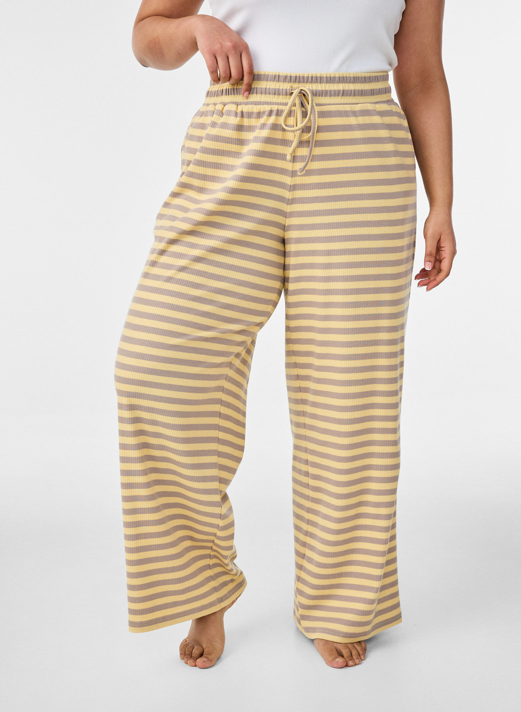 Zizzi Pantalon de pyjama ray&eacute; &agrave; taille haute et coupe ample, Jaune clair, Model image number 2