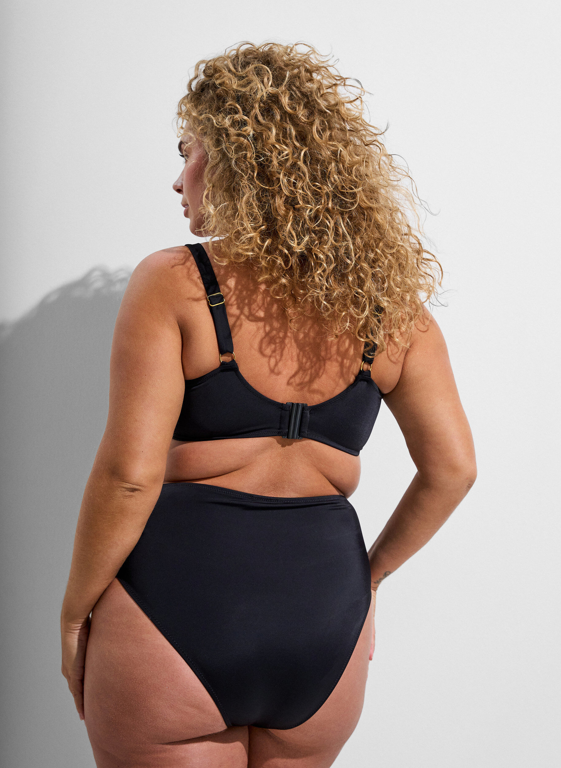 ZizziHigh-waisted Tai bikinislip met gouden detail, Zwart, Model image number 1