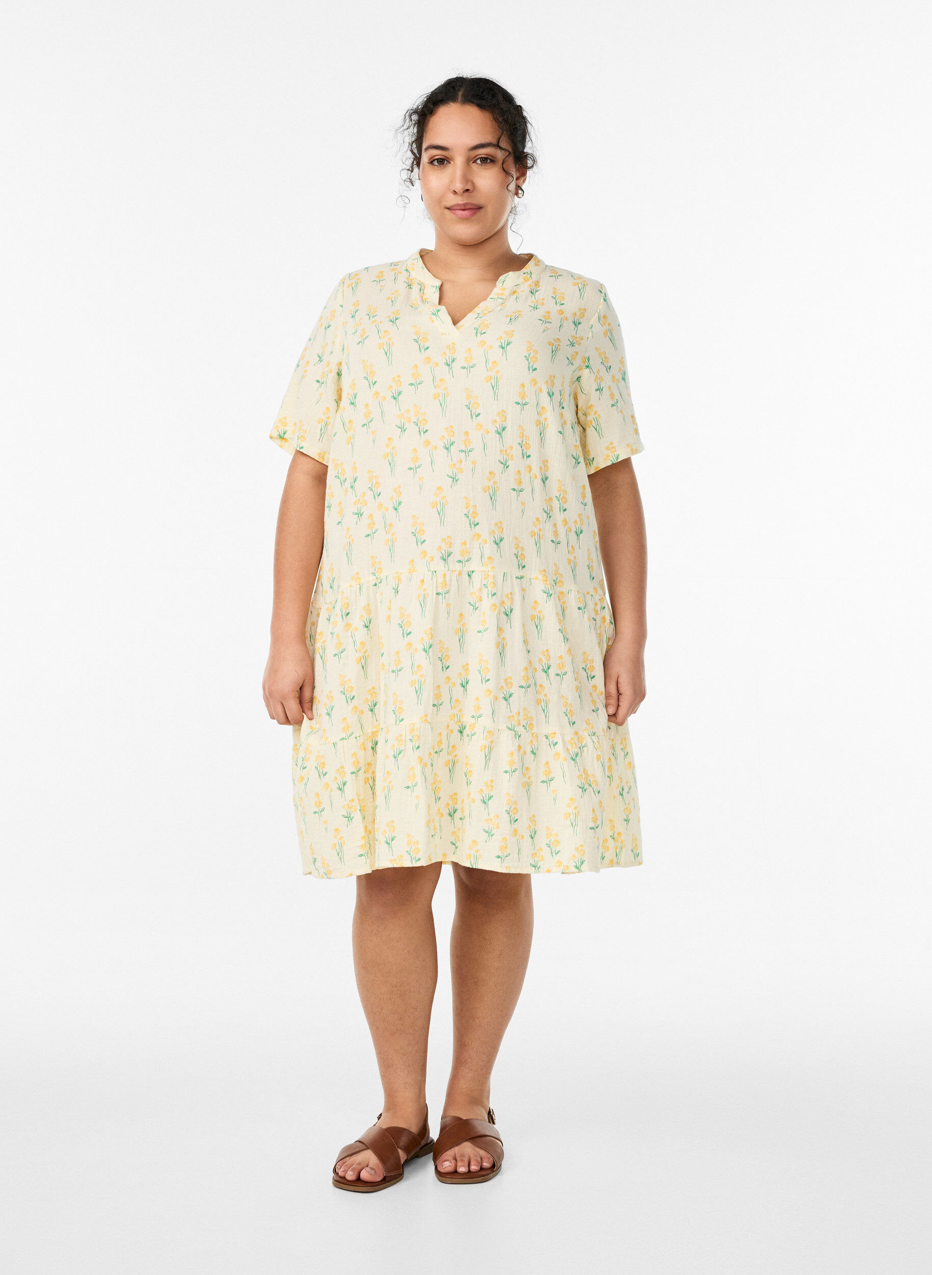 Zizzi Robe courte &eacute;vas&eacute;e en mousseline de coton, Jaune clair, Model image number 1