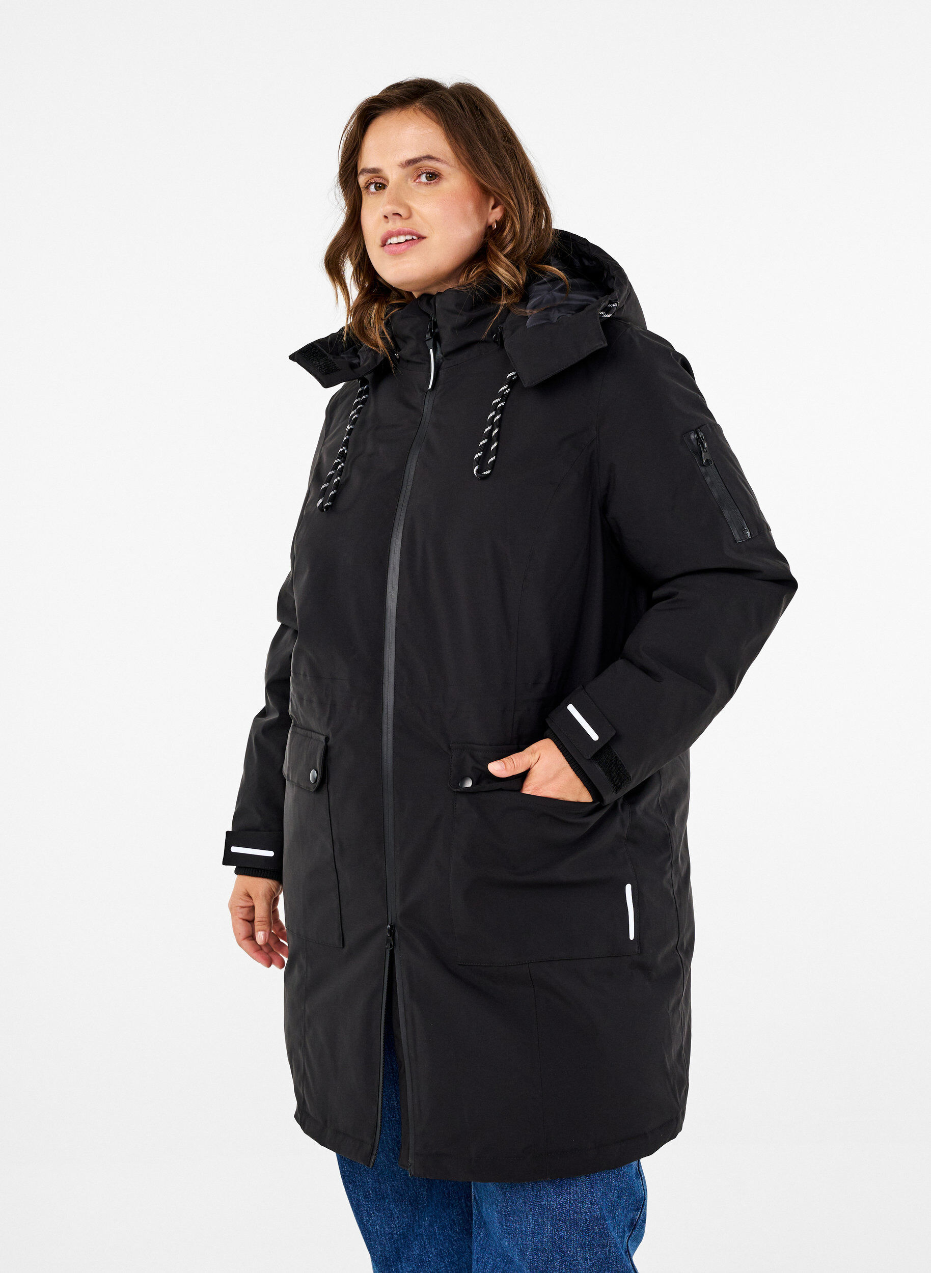 Praktische winterjas met capuchon en zakken, Zwart, Model