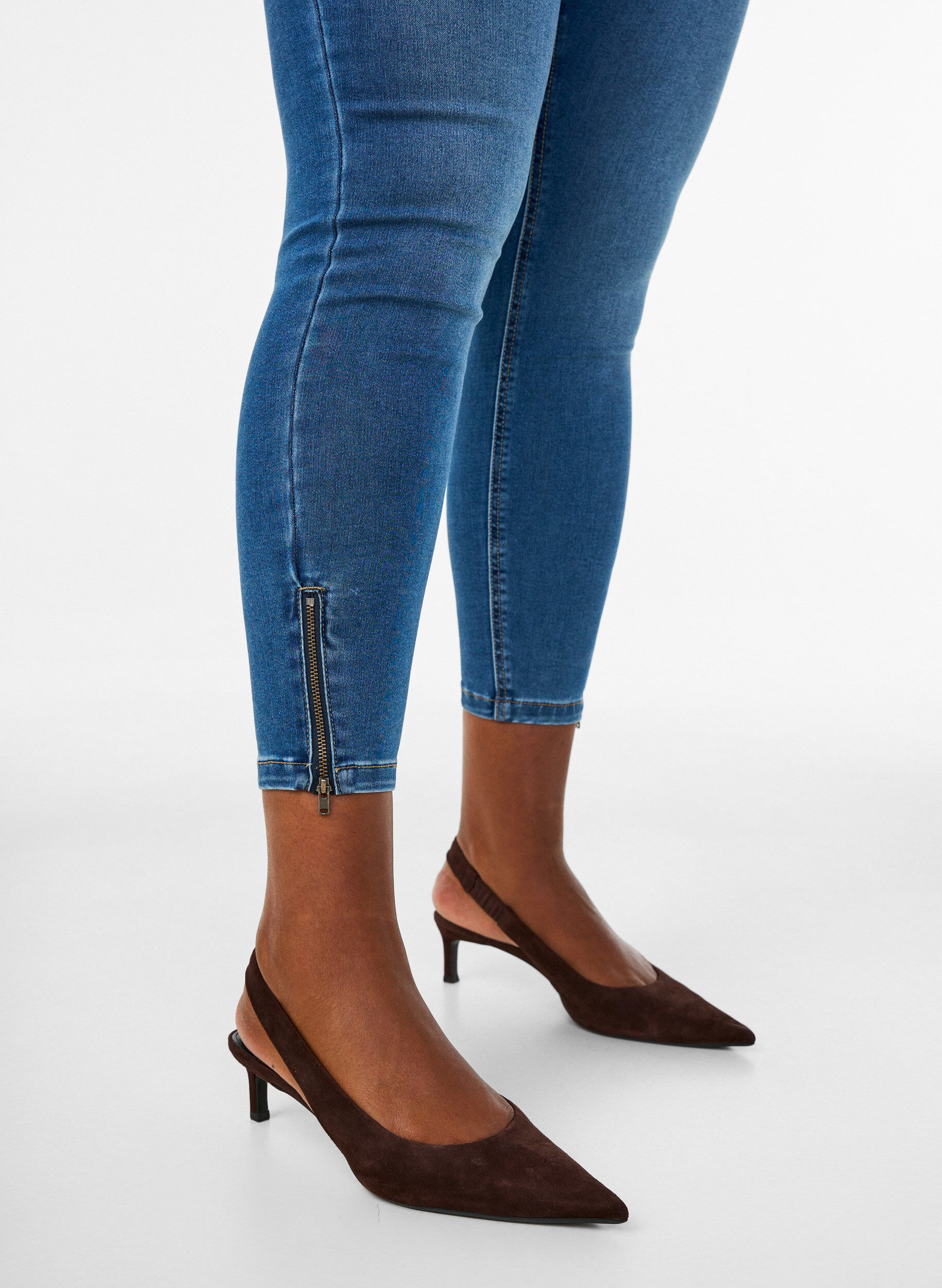 ZizziGecropte Amy jeans met ritssluiting details, Blauw, Model image number 4