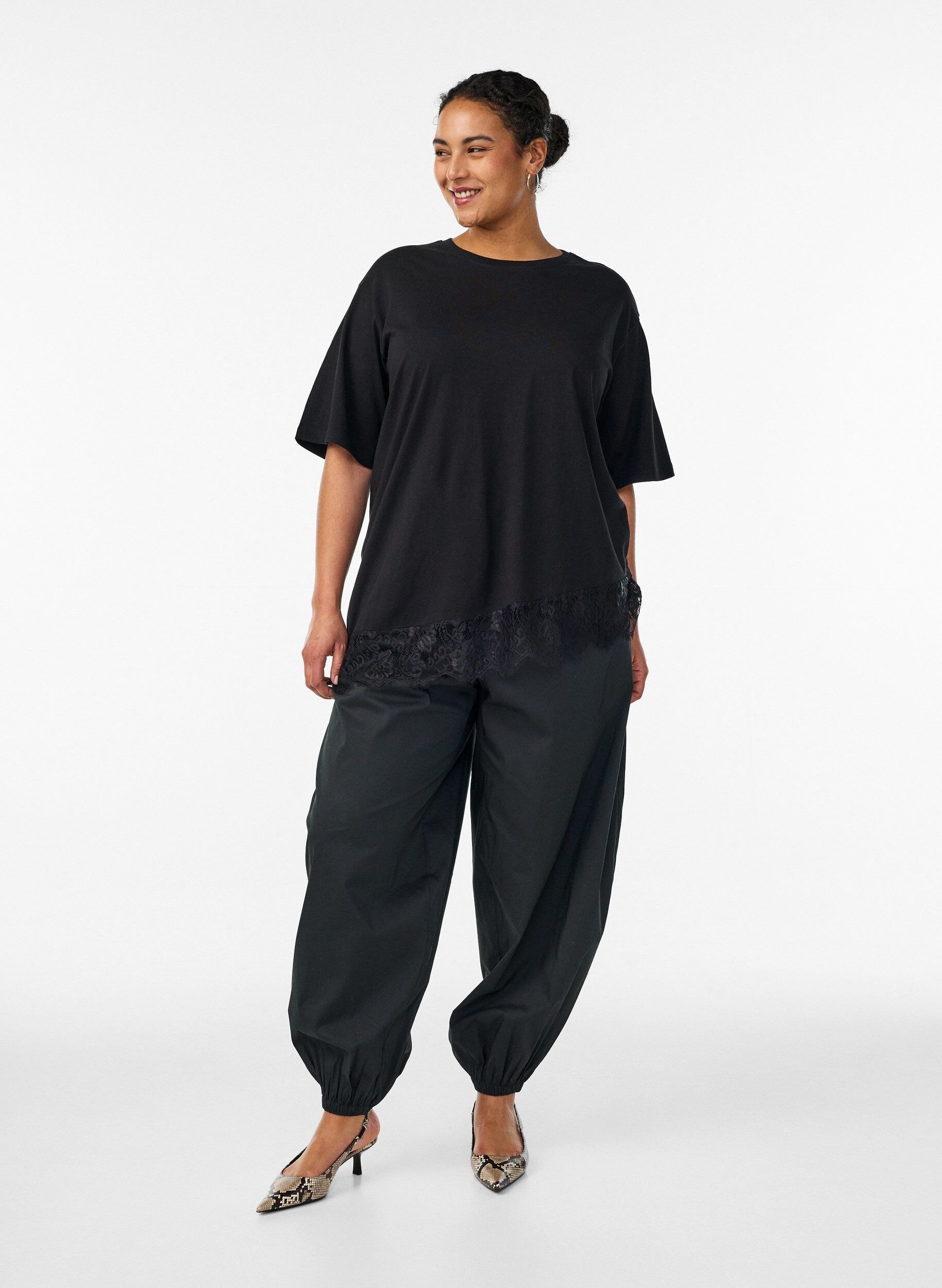 Zizzi T-shirt avec ourlet asym&eacute;trique en dentelle, Noir, Model image number 1