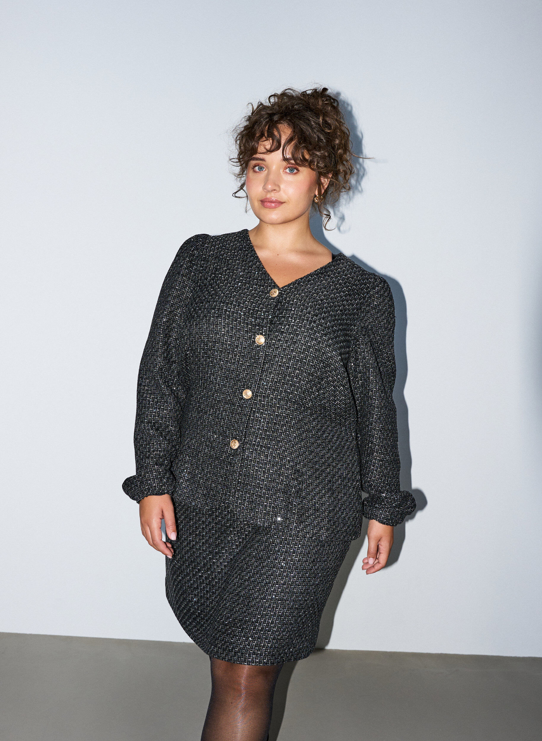Boucl&eacute; jasje met pailletten en decoratieve knopen, Zwart, Model