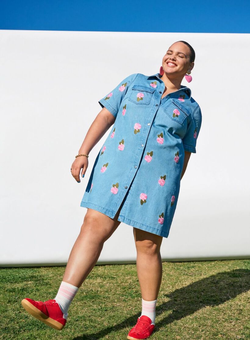 Denim jurk met bloemen, , Model