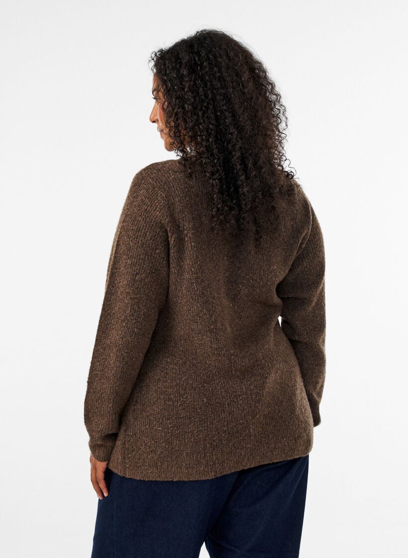Gebreid vest met asymmetrische sluiting, Bruin, Model