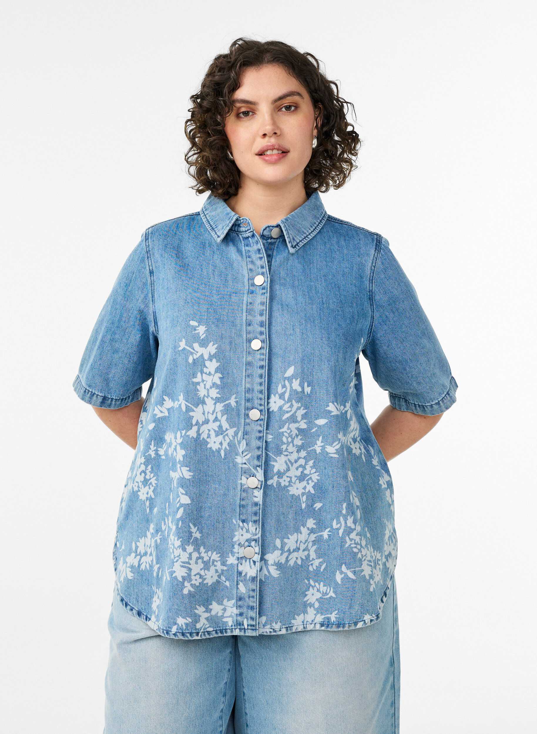 Denimshirt met bloemenprint en korte mouwen, Blauw, Model