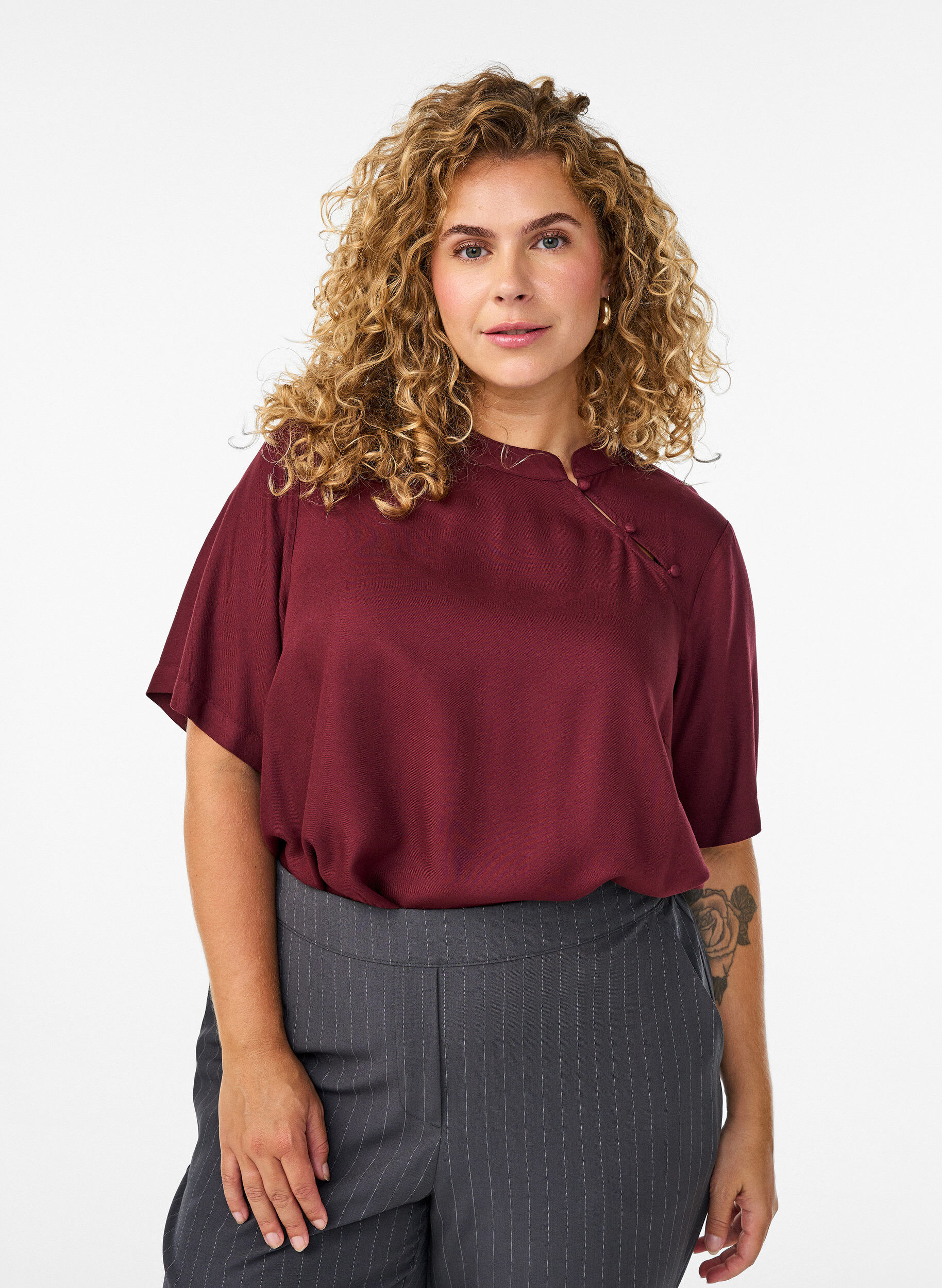 Blouse met korte mouwen en diagonale knoopsluiting, Rood, Model