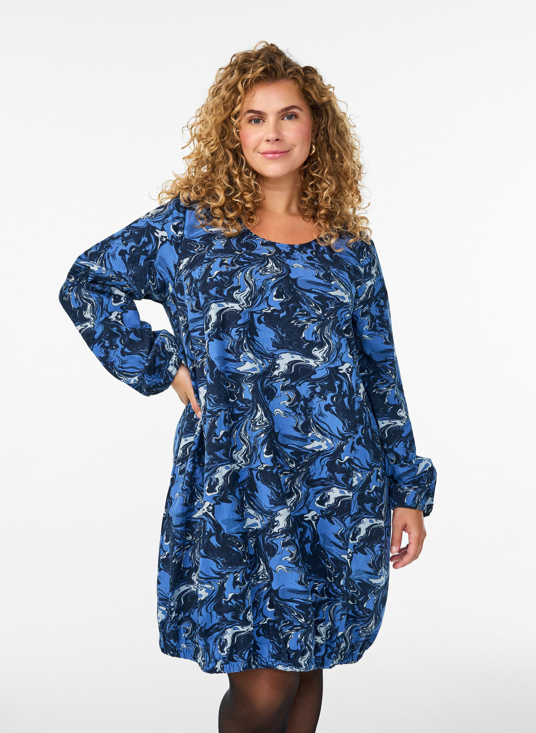 Korte katoenen jurk met een elastische zoom en lange mouwen, Blauw, Model