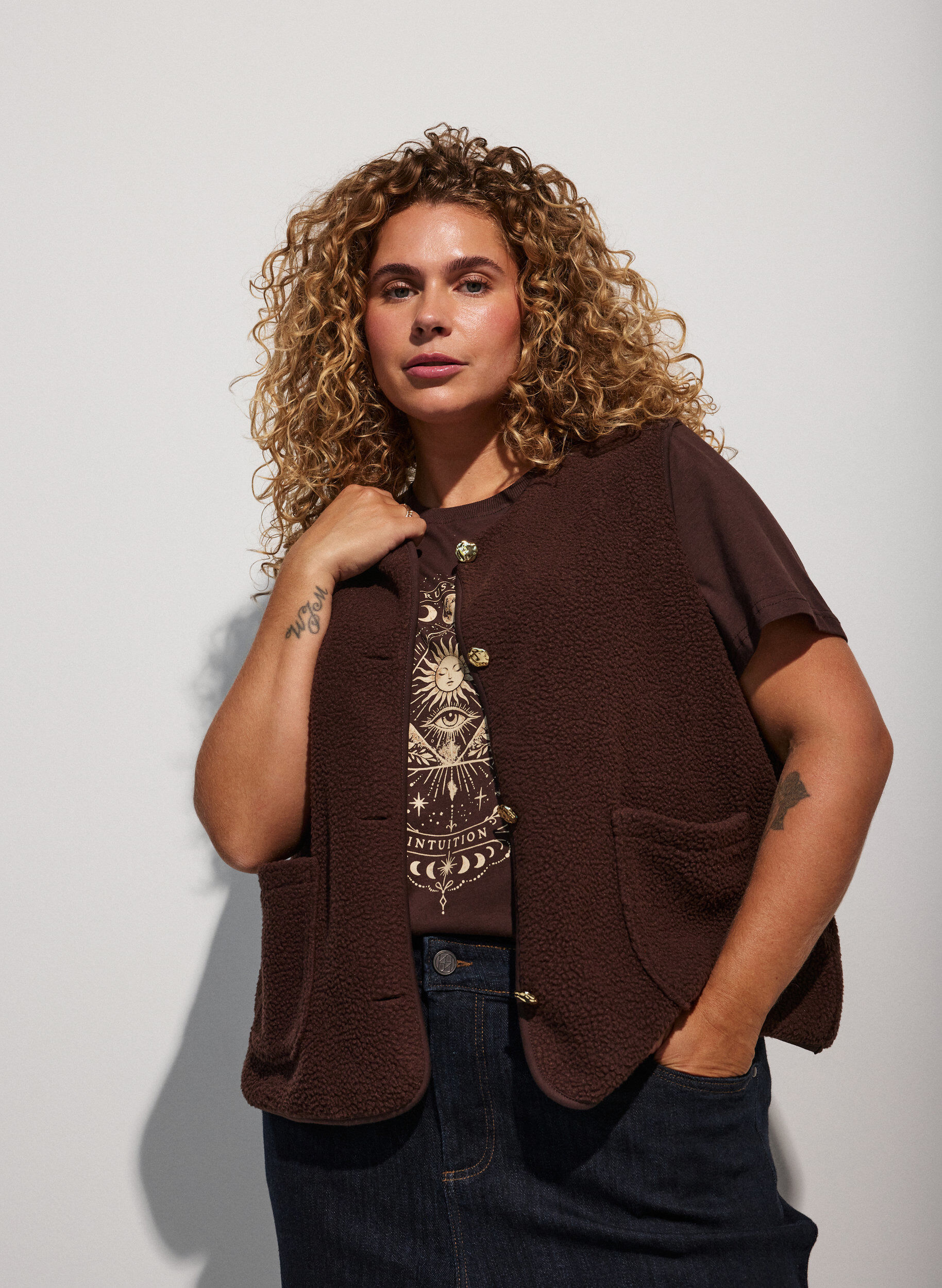 Teddy gilet met knopen en zakken, Bruin, Model