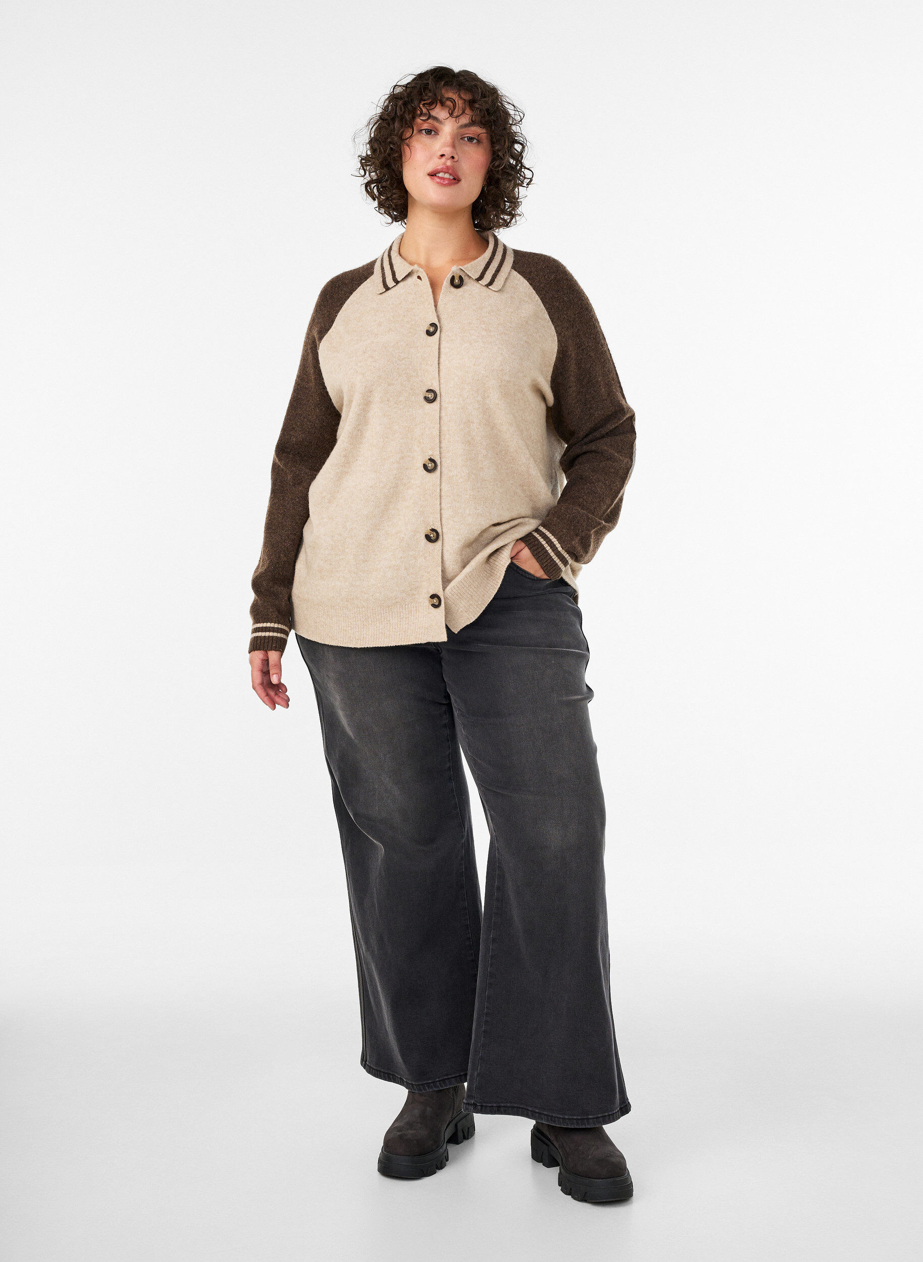 ZizziVest met contrastmouwen en kraag, Beige, Model image number 1