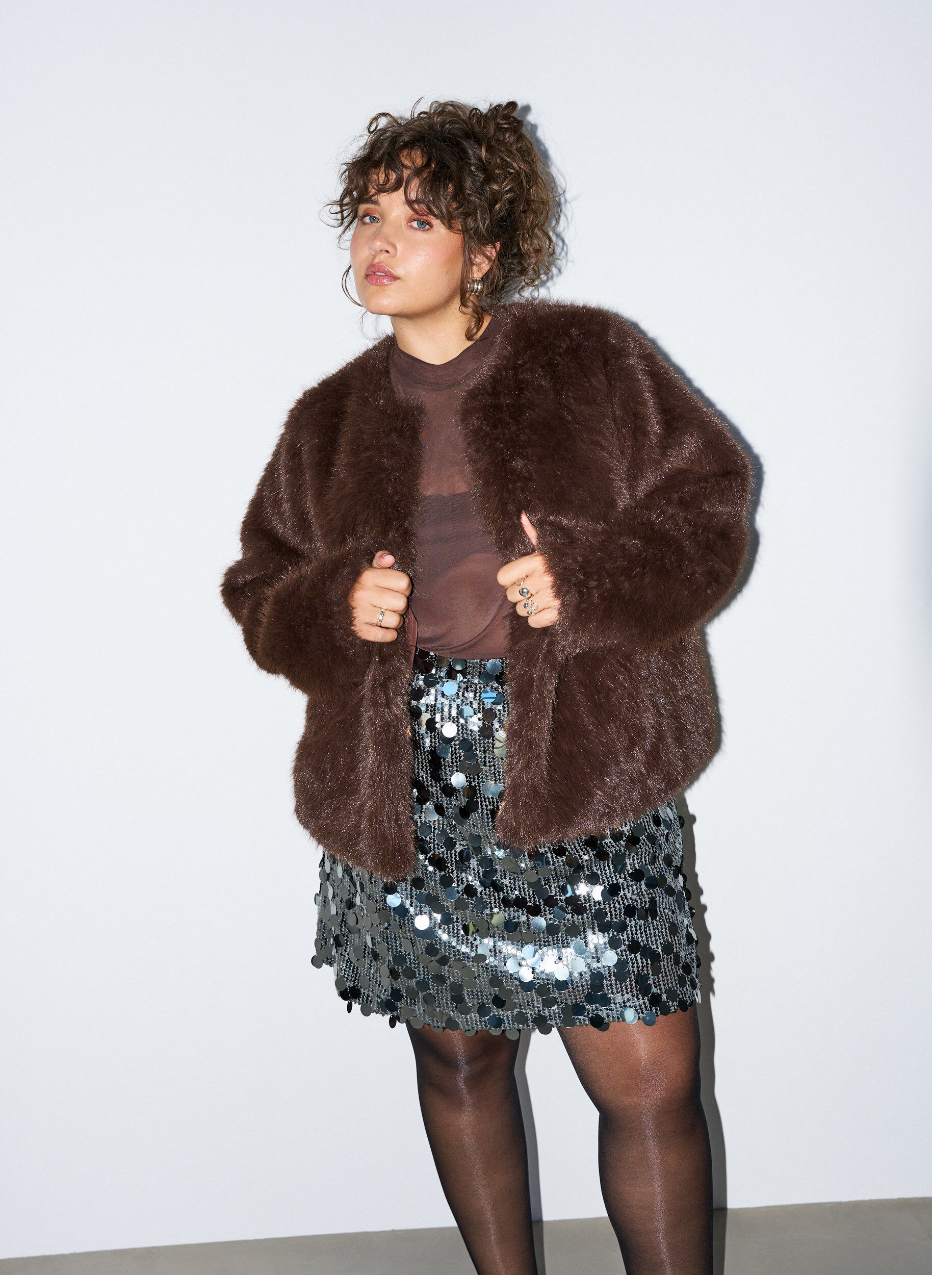 Korte paillettenrok met elastische tailleband, Grijs, Model