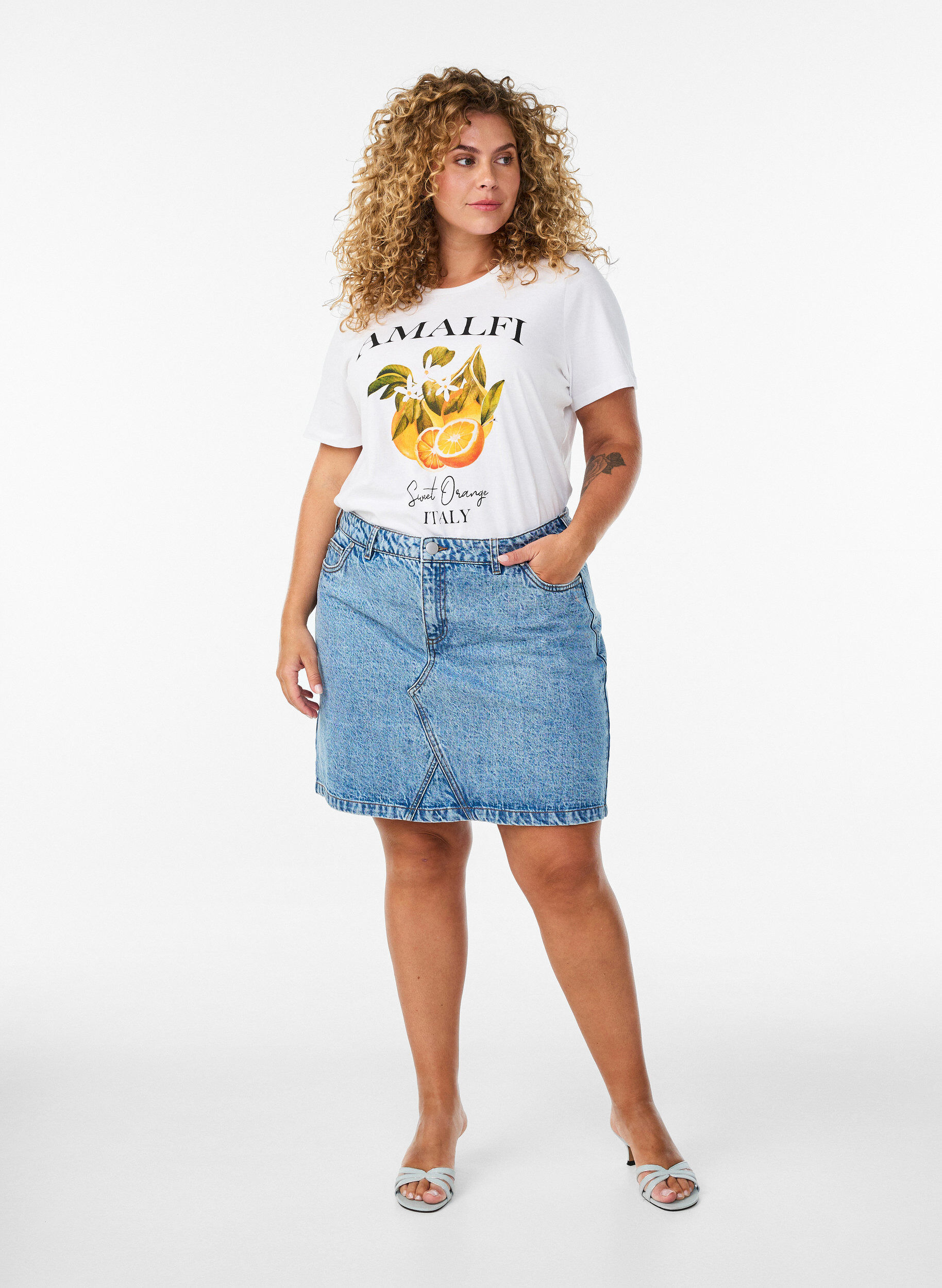 Zizzi Jupe courte en jean avec poches, Bleu Clair, Model image number 1