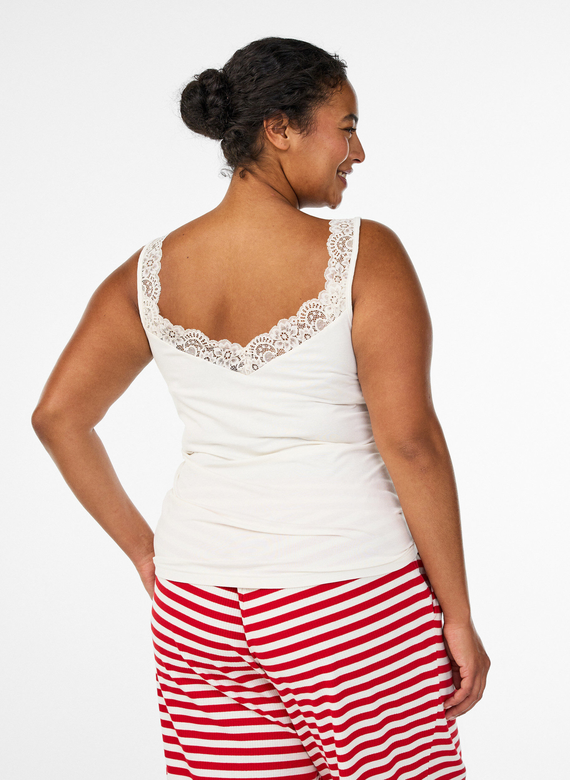 ZizziTop van viscose met kanten rand, Vanille, Model image number 2