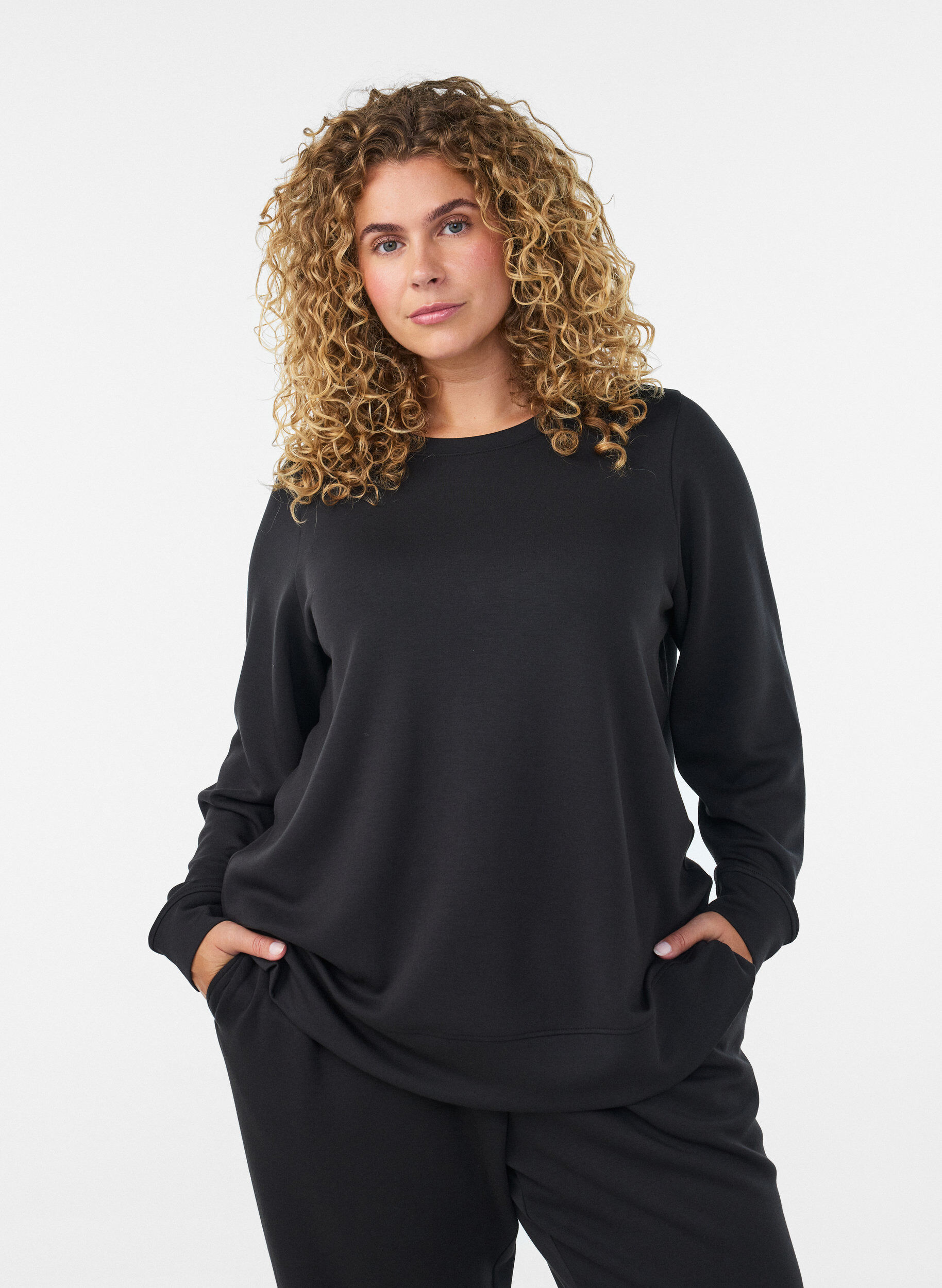 Jersey blouse met lange mouwen en een ronde hals, Zwart, Model