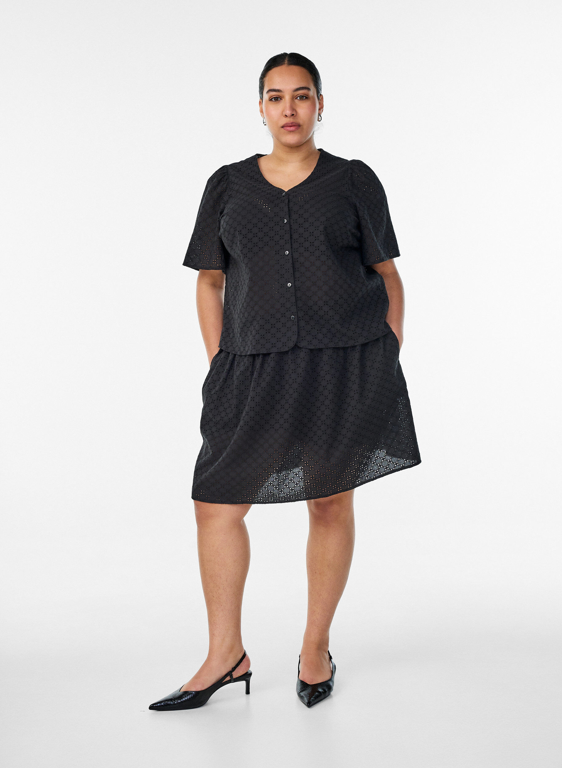 Korte rok met broderie anglaise en elastische tailleband, Zwart, Model