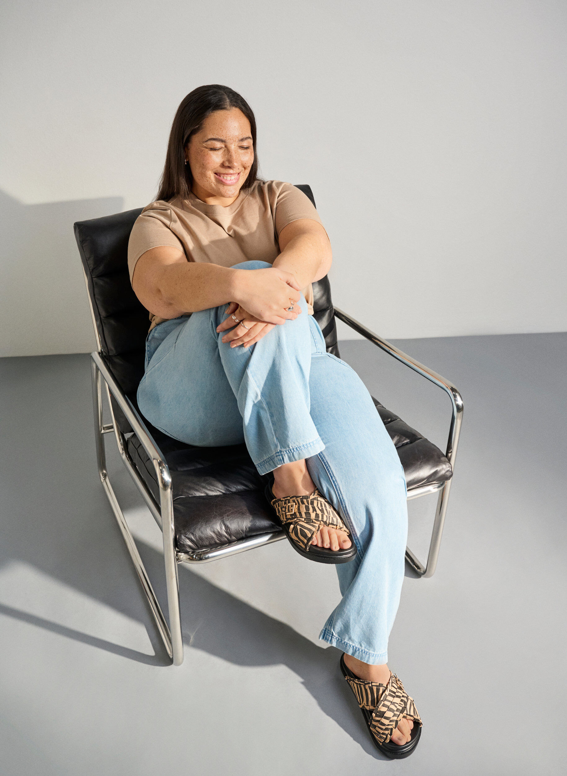 ZizziSandalen met gekruiste bandjes en rucheranden, Bruin, Image image number 0