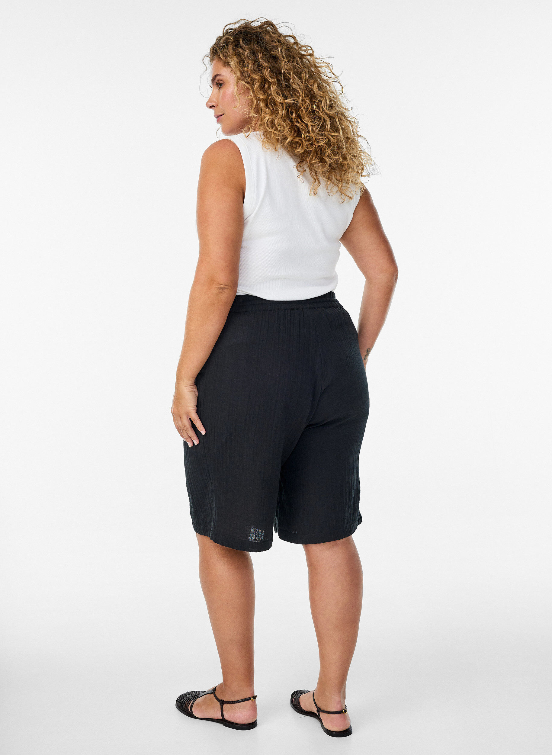 Zizzi Short ample en mousseline de coton taille haute, Noir, Model image number 2