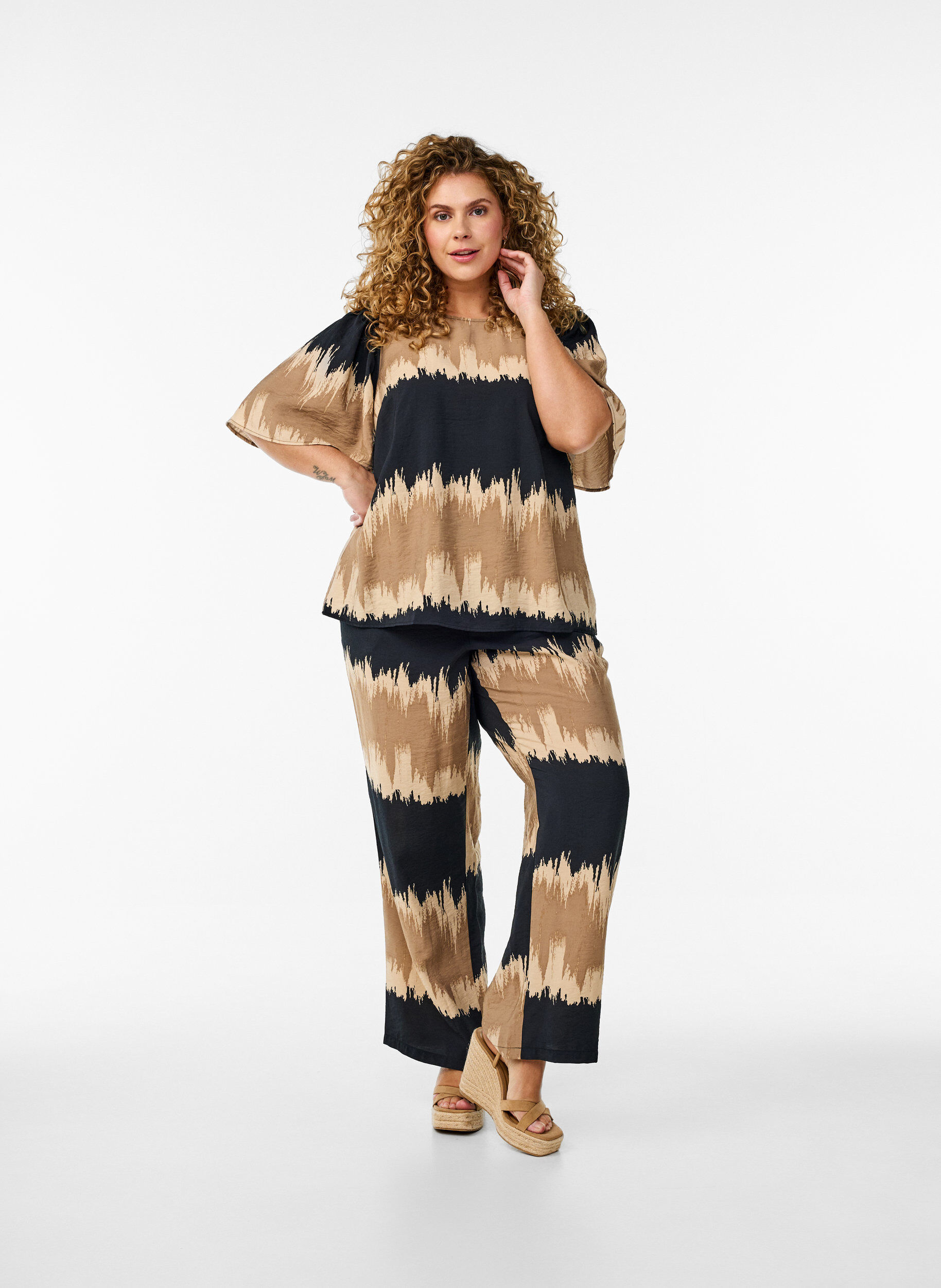 Losse broek met grafische print, Zwart, Model