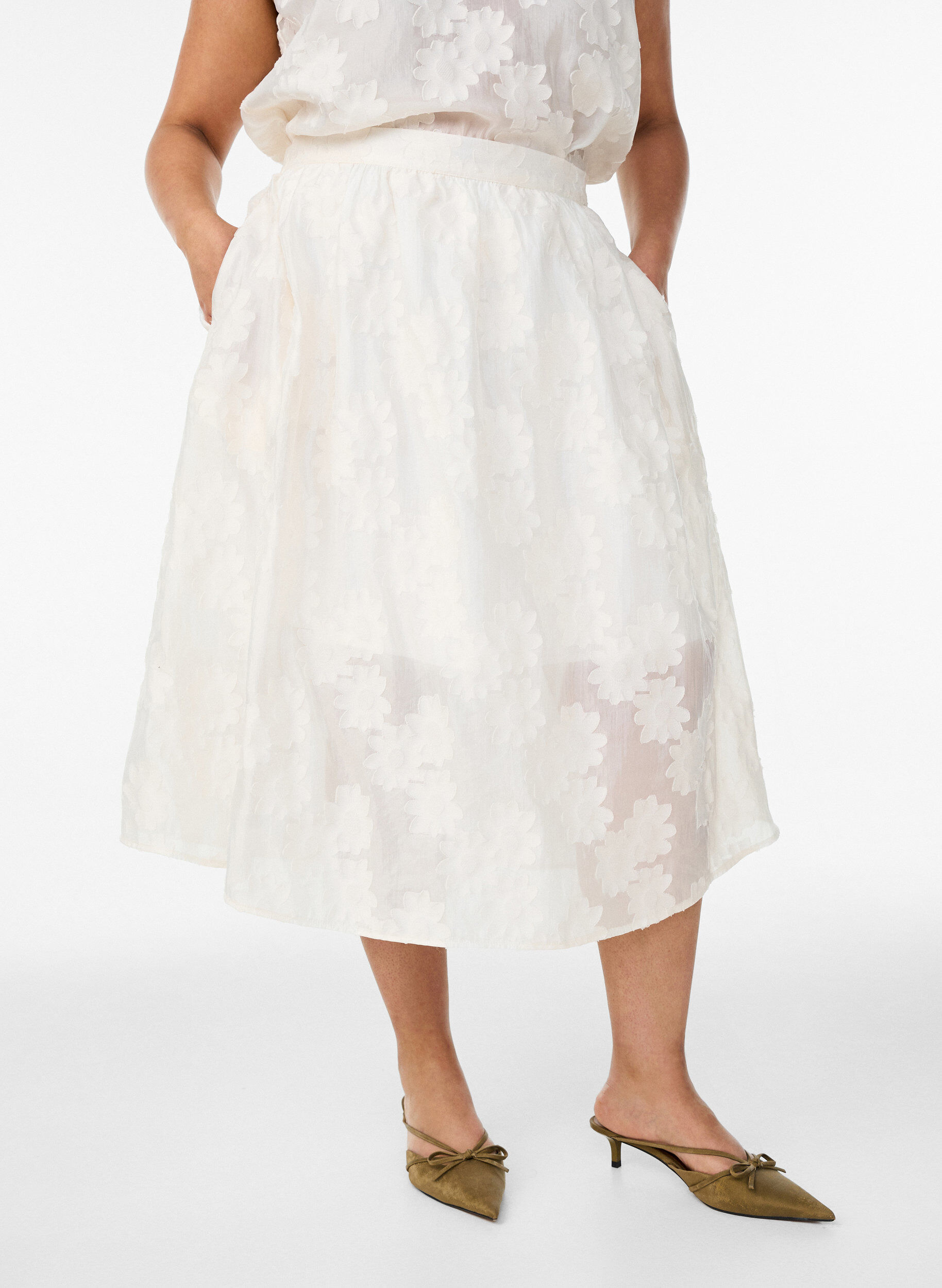 Zizzi Jupe midi en jacquard floral, Vanille, Model image number 2