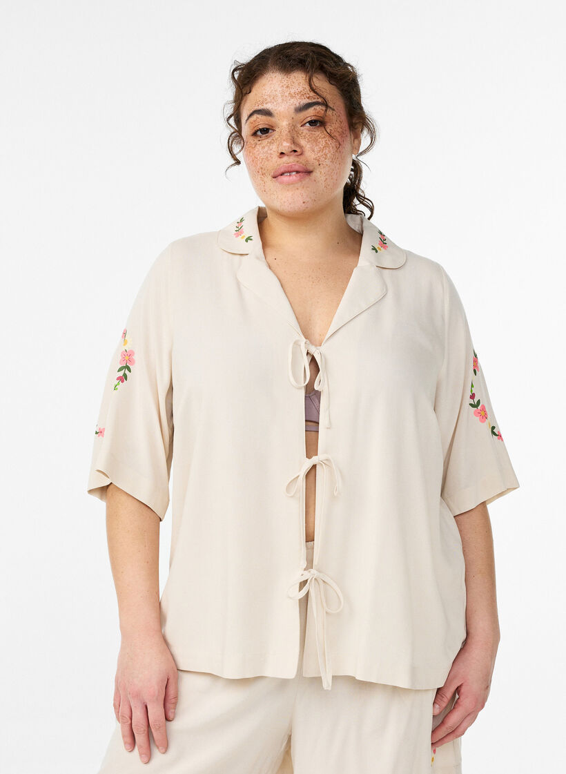 Viscose pyjamatop met striksluiting en bloemenprint, Beige, Model image number 0