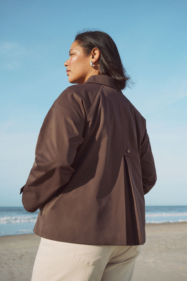 Bruine korte trenchcoat, , Model