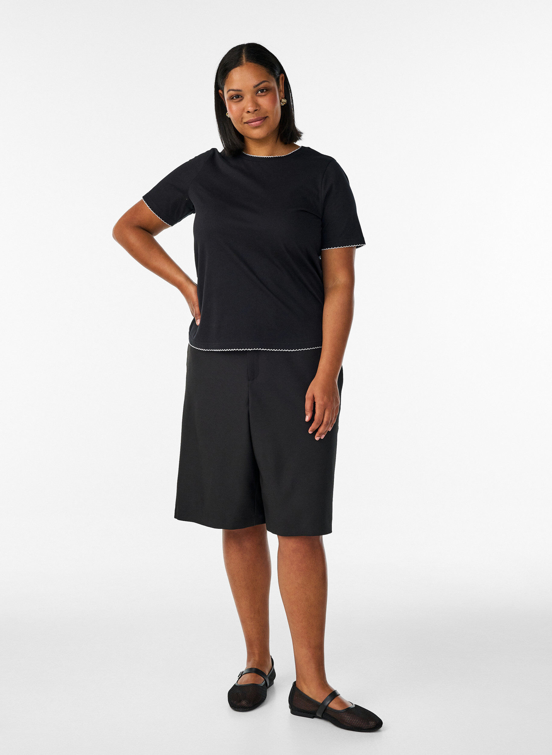 ZizziKatoenen T-shirt met golvende contrasterende randen, Zwart, Model image number 1