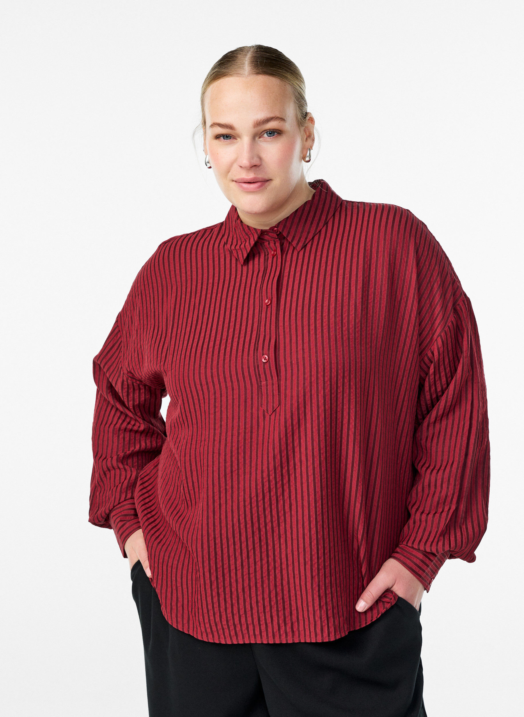 Gestreept shirt met knoopdetail op de achterkant, Rood, Model