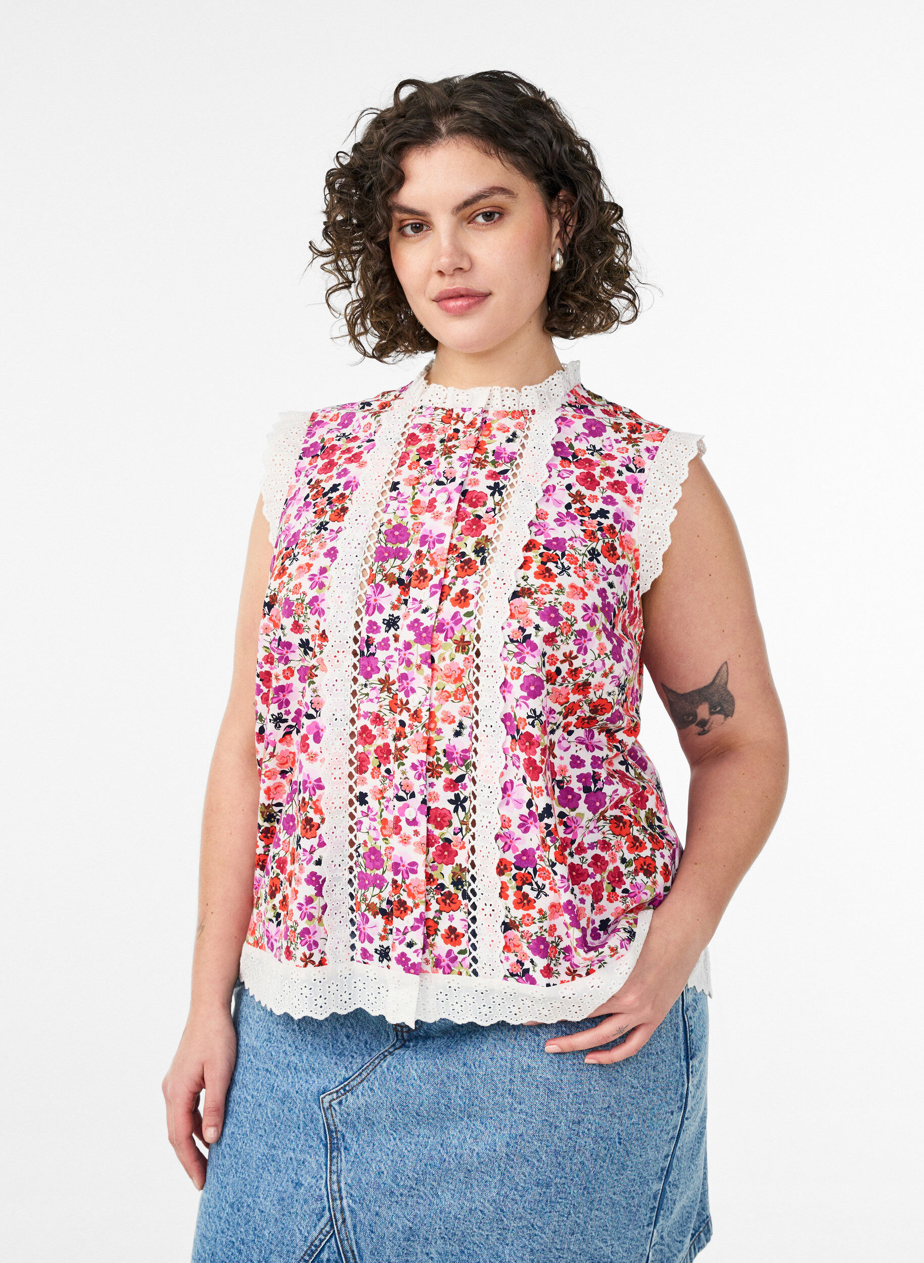 Zizzi Blouse sans manches en coton avec imprim&eacute; floral et broderie anglaise, Rose, Model image number 0