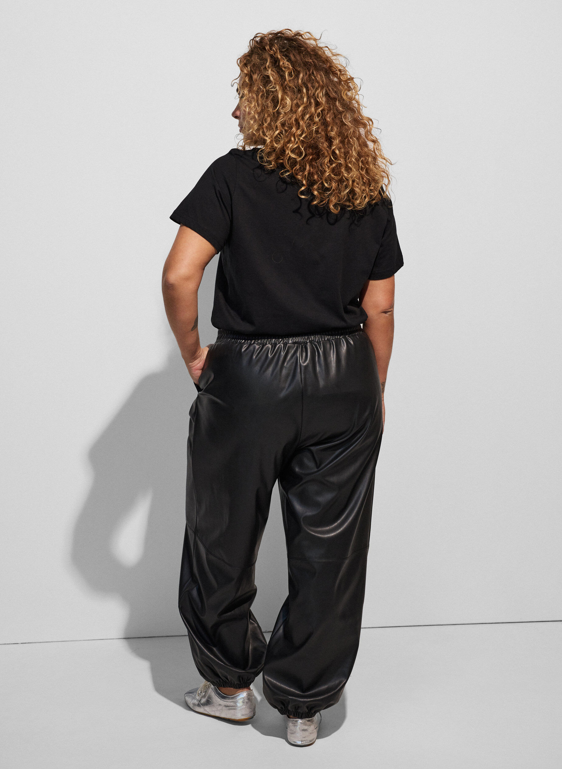 ZizziKatoenen T-shirt met tekstbadge, Zwart, Model image number 2