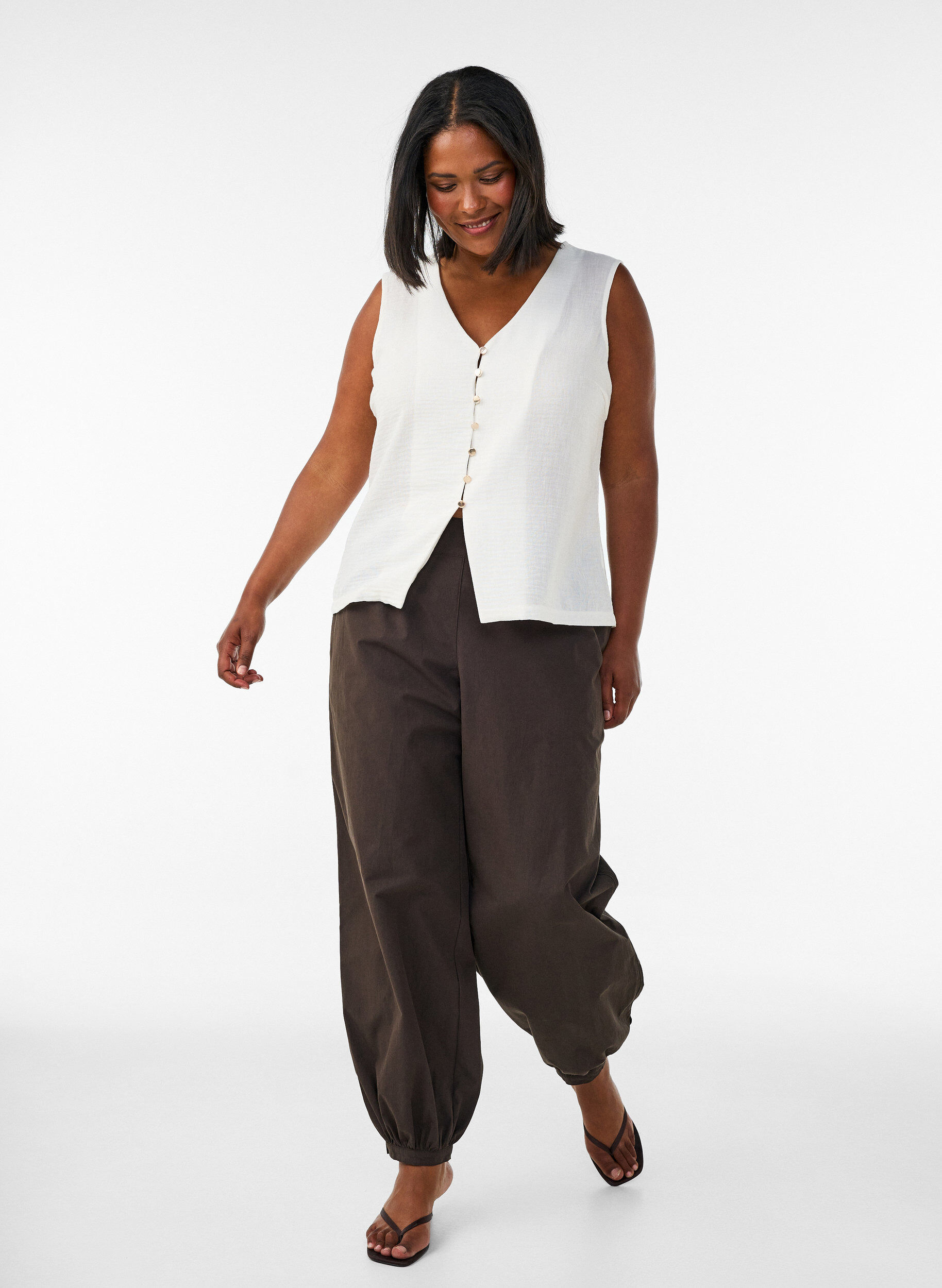 ZizziMouwloos vest met V-hals en knopen, Vanille, Model image number 1