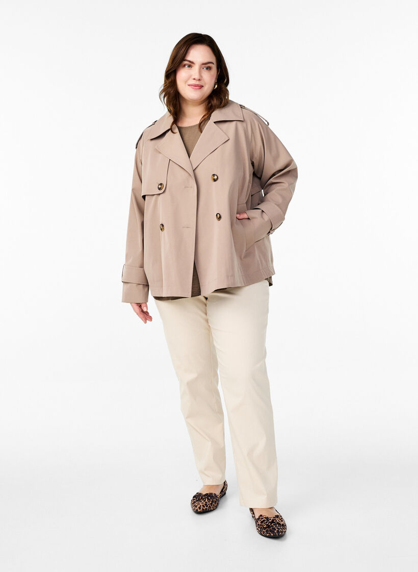Korte trenchcoat met klassieke details, Desert Taupe, Model
