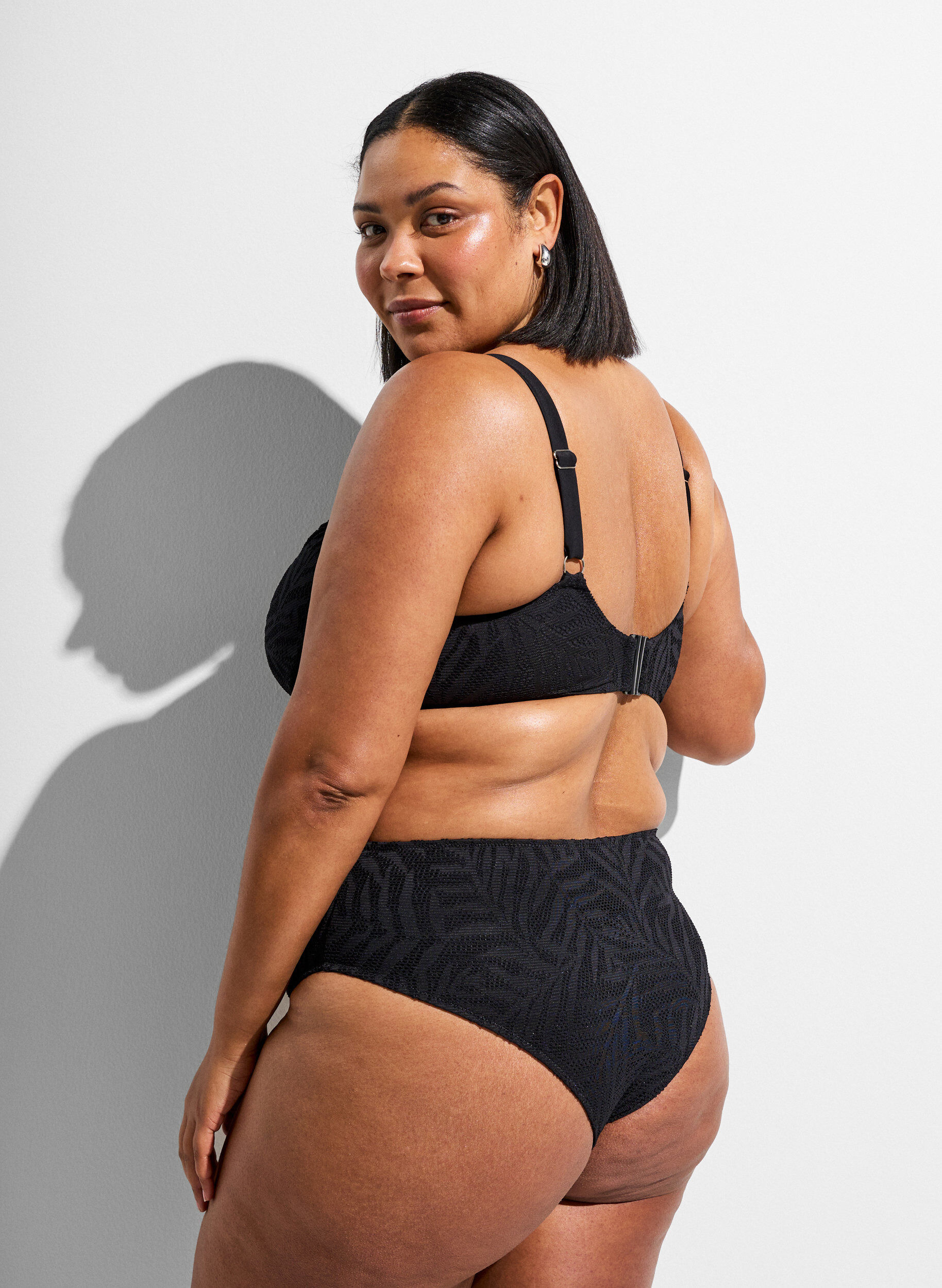 ZizziBraziliaanse bikinislip in gestructureerd mesh, Zwart, Model image number 1