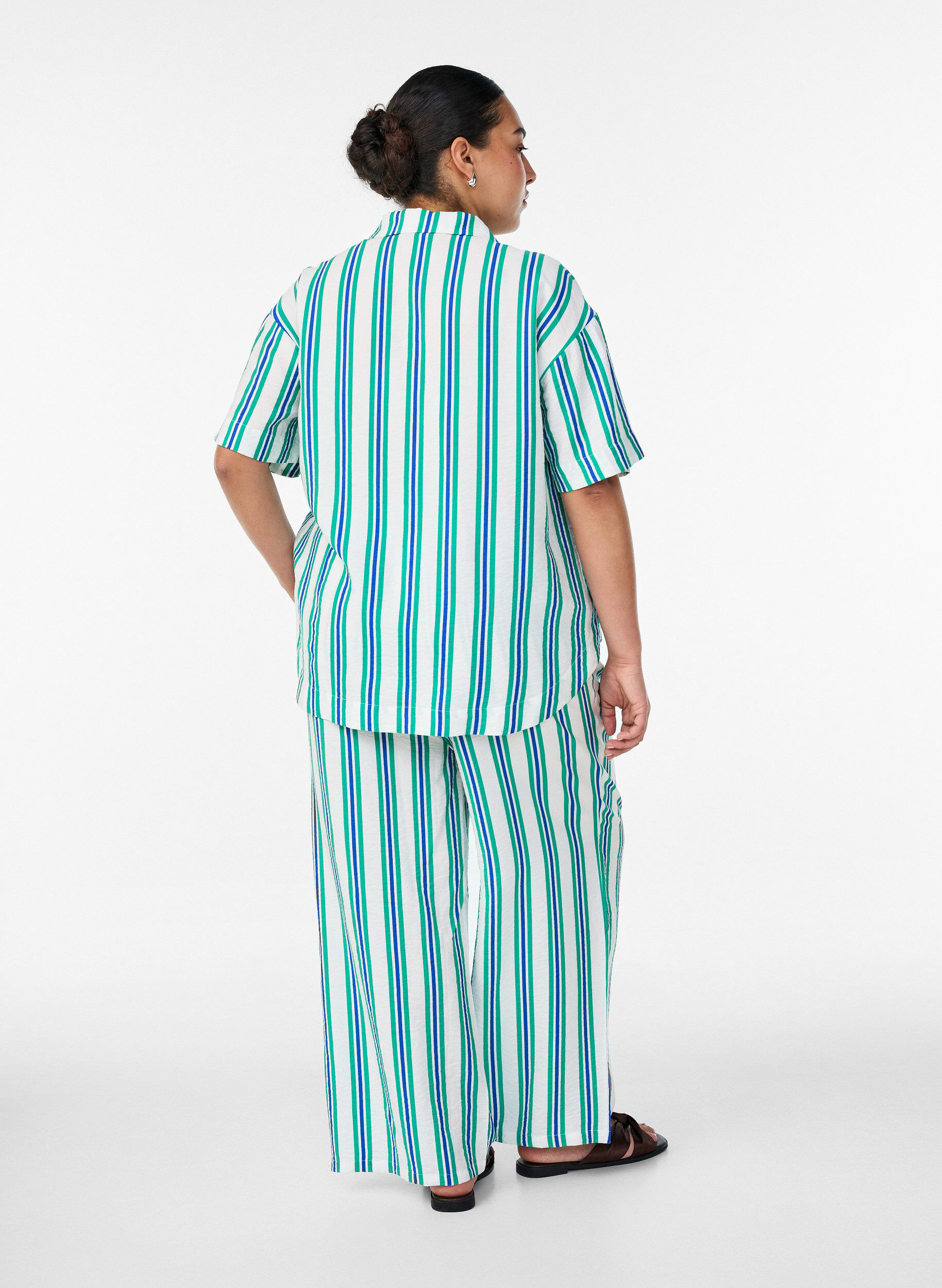 ZizziPantalon ray&eacute; &agrave; taille haute et jambes larges, Vanille, Model image number 2