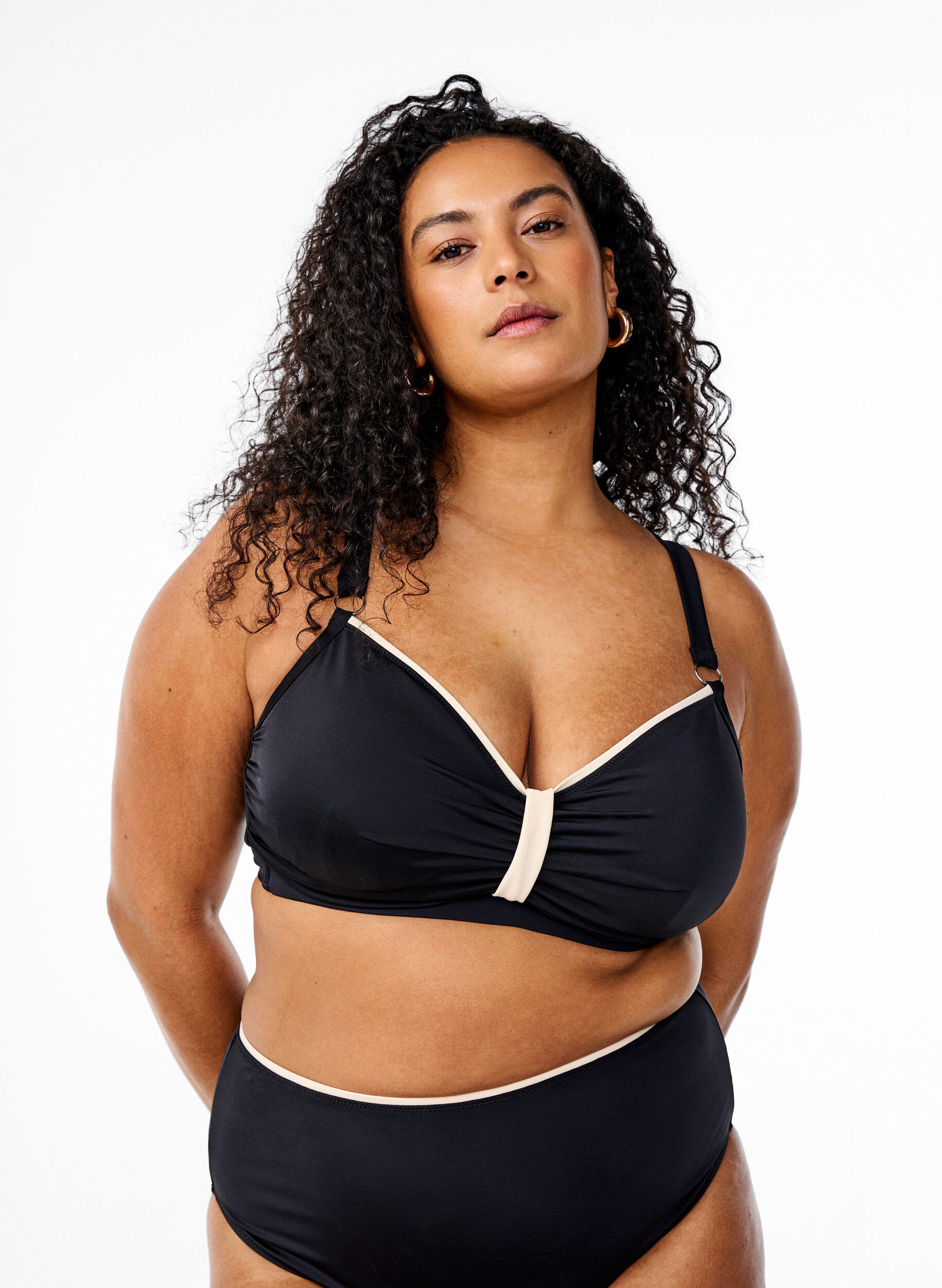 Bikinitop met ruches en contrastdetails, Zwart, Model