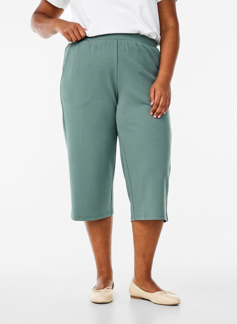 Hoog getailleerde kniebroek met losse pasvorm, Groen, Model image number 2