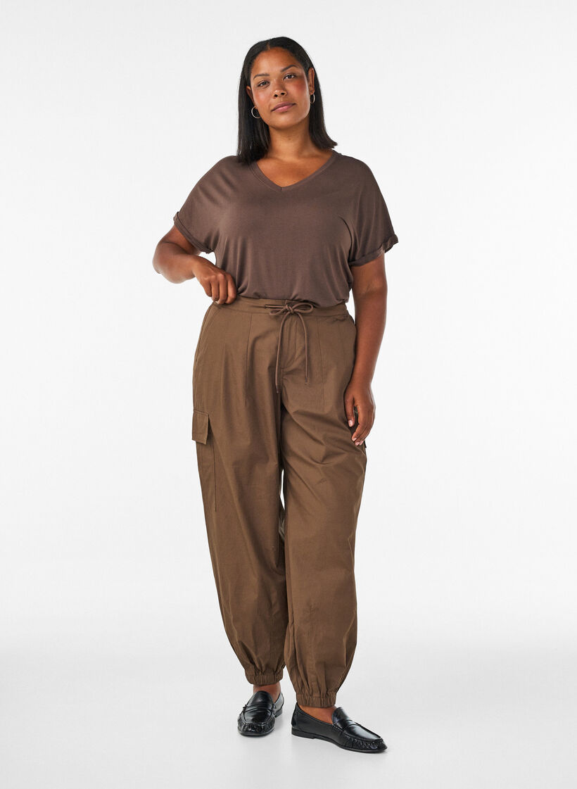 Basic T-shirt met V-hals van viscose, Bruin, Model image number 1