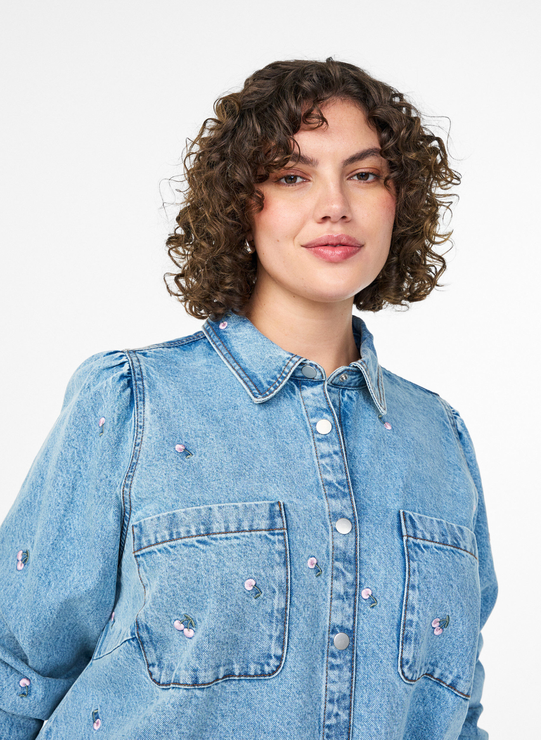 ZizziDenimjurk met kersen en borstzakken, Blauw, Model image number 3