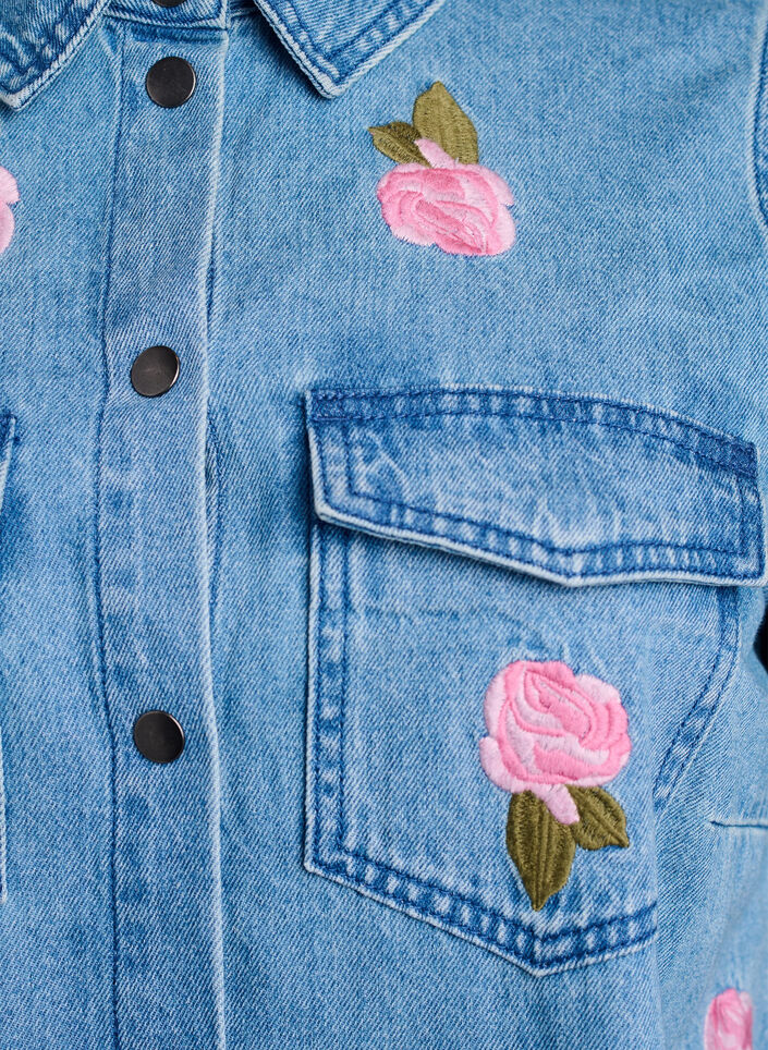 Korte denim jurk met geborduurde bloemen, LBD w. Flower, Packshot